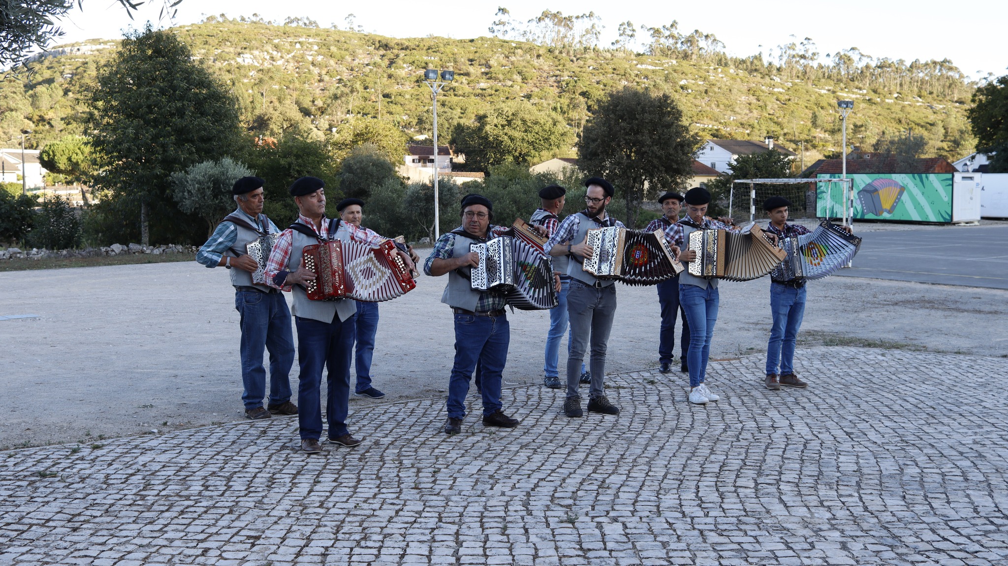 Concertinas e cantares ao desafio. Aldeia da Barrenta volta a ser palco da tradição musical portuguesa