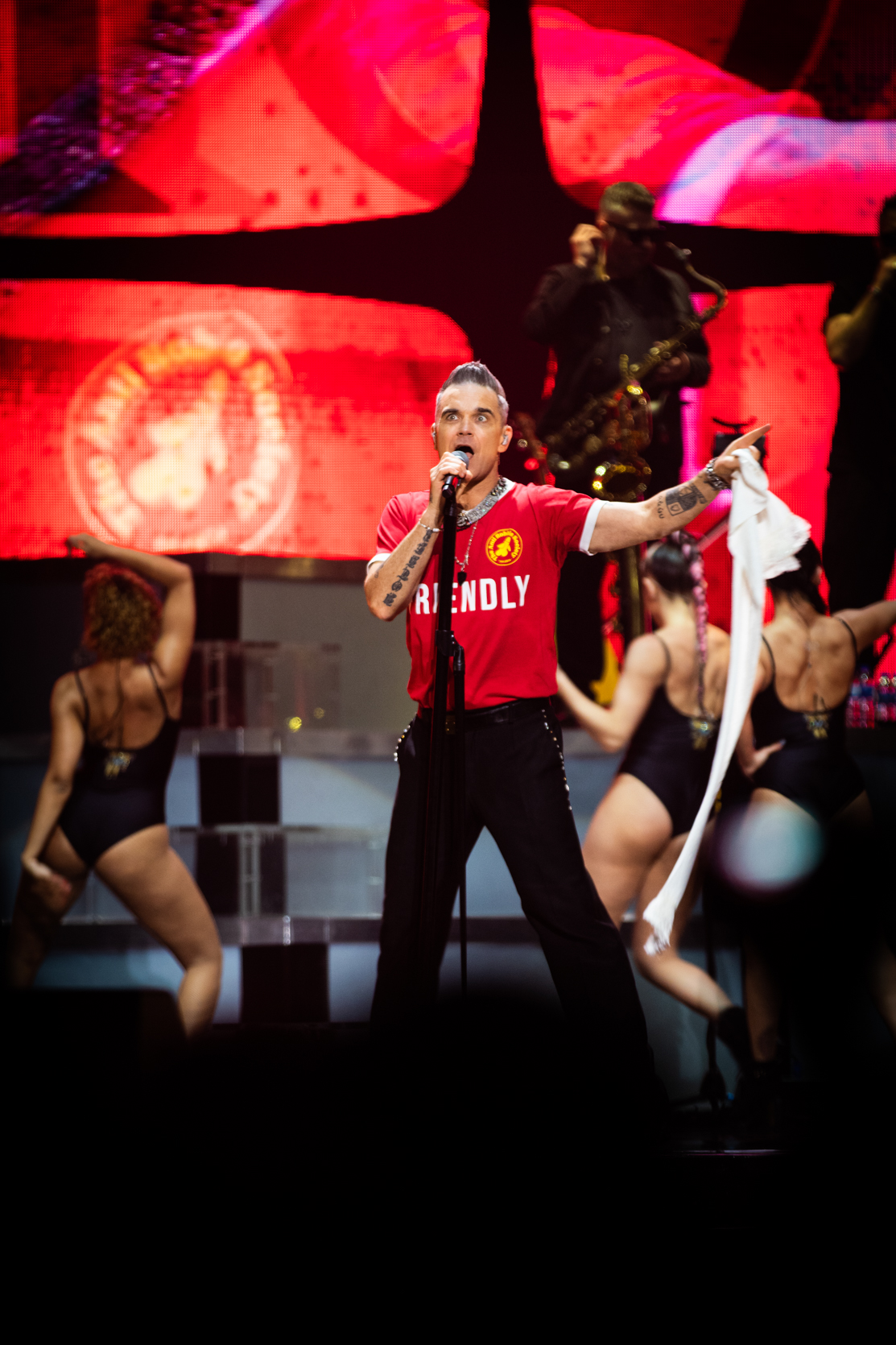 O mundo é de Robbie Williams e nós é que estamos nele. A noite em que a Altice Arena se riu com algo muito sério
