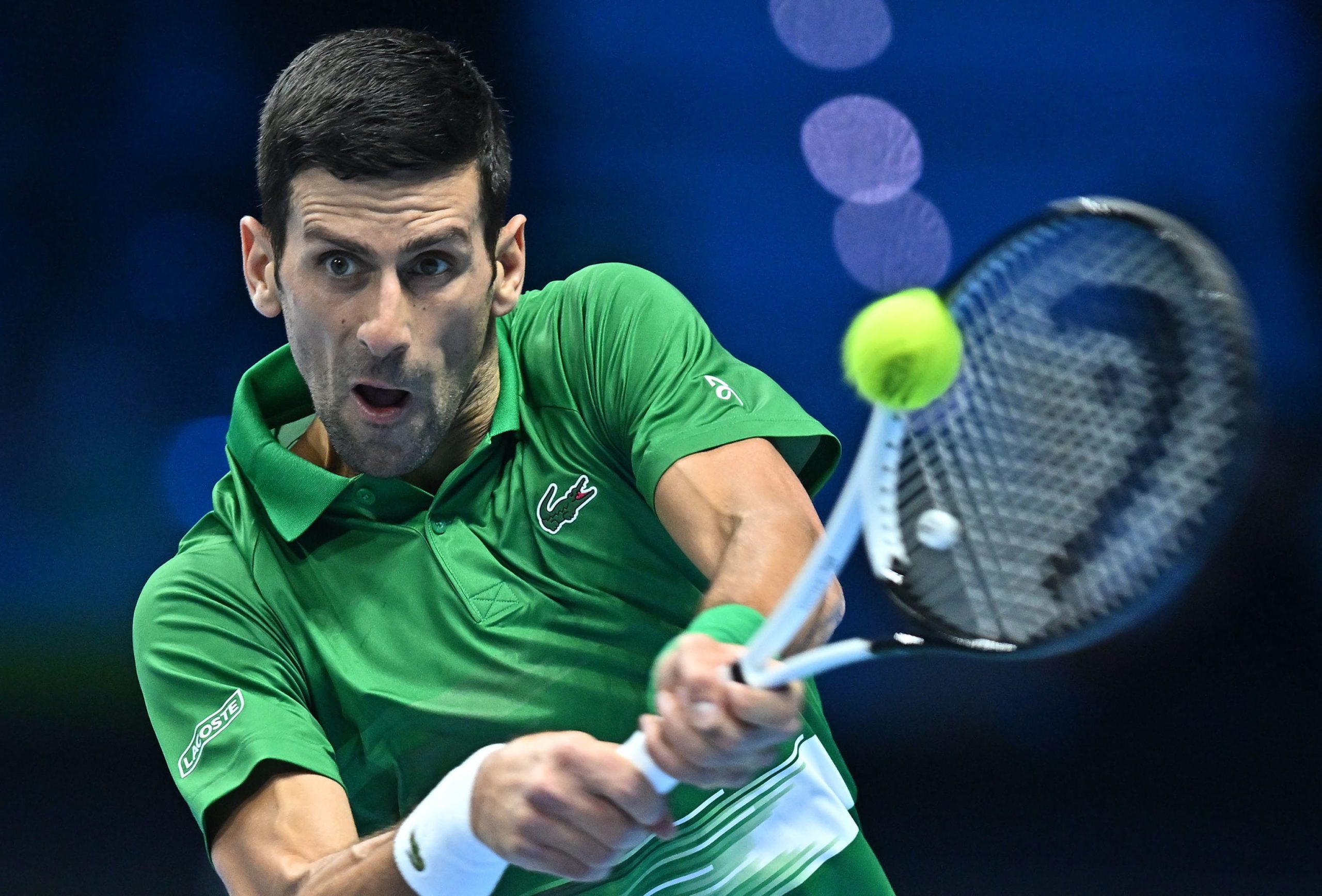 Djokovic ‘sofre’ mas bate Medvedev e segue invicto nas ATP Finals
