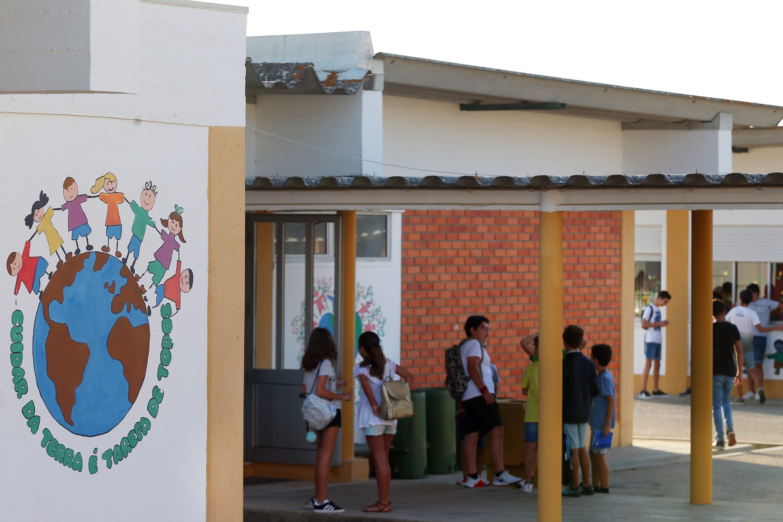 Aulas arrancam em Monforte em escola com cobertura de fibrocimento