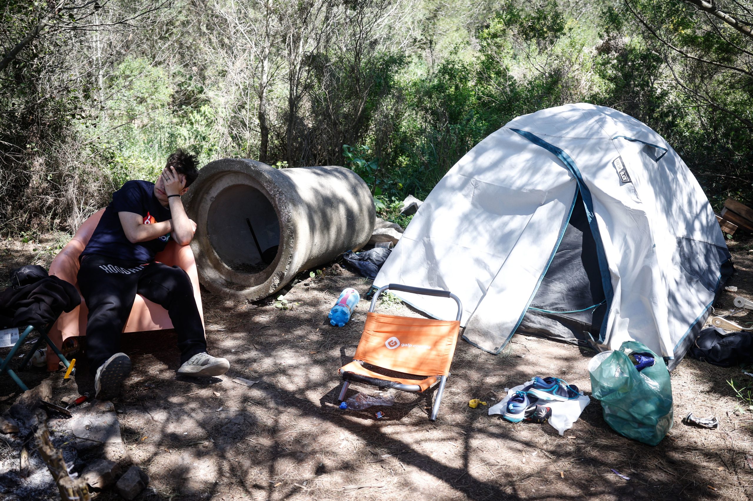 Como a crise na habitação empurrou meia centena de pessoas para um “parque de campismo” em Cascais