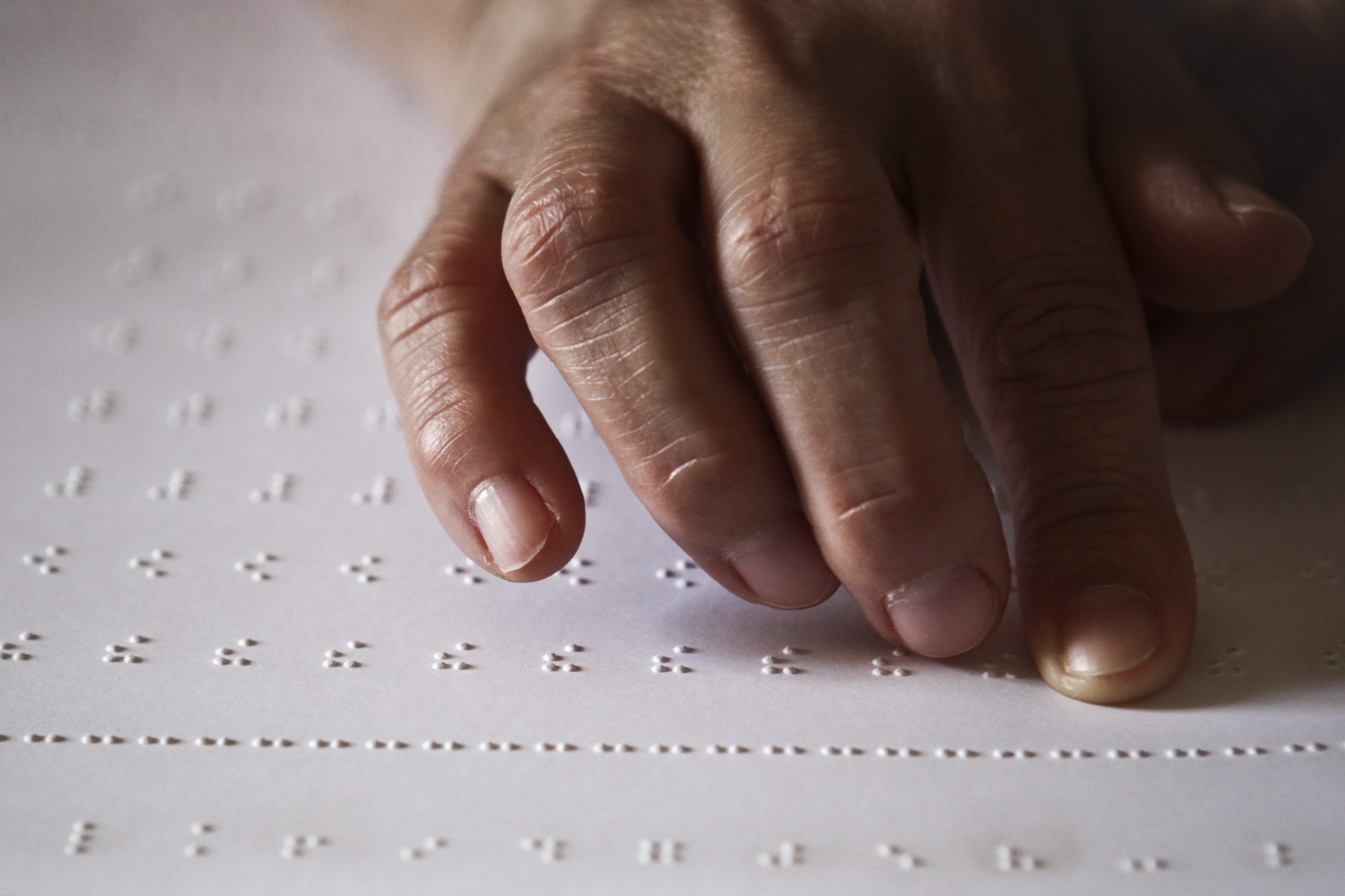 Governo cria passaporte para viajante frequente com vinheta em braille