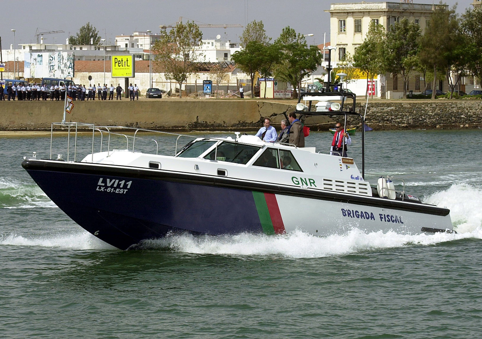 GNR resgata 44 migrantes no mar Egeu, dos quais 19 crianças