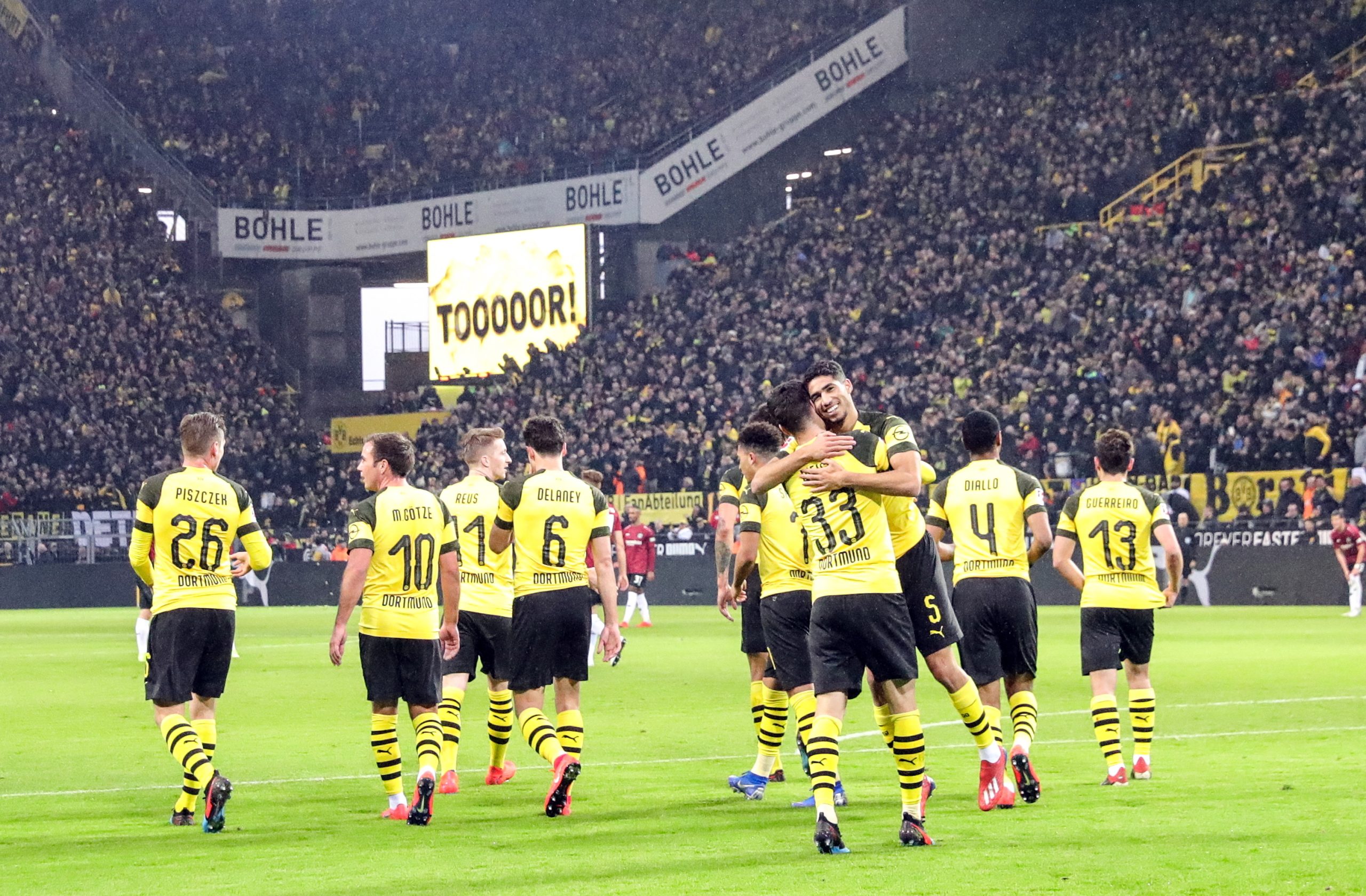 Raphael Guerreiro marca na goleada do líder Borussia Dortmund sobre o Hannover