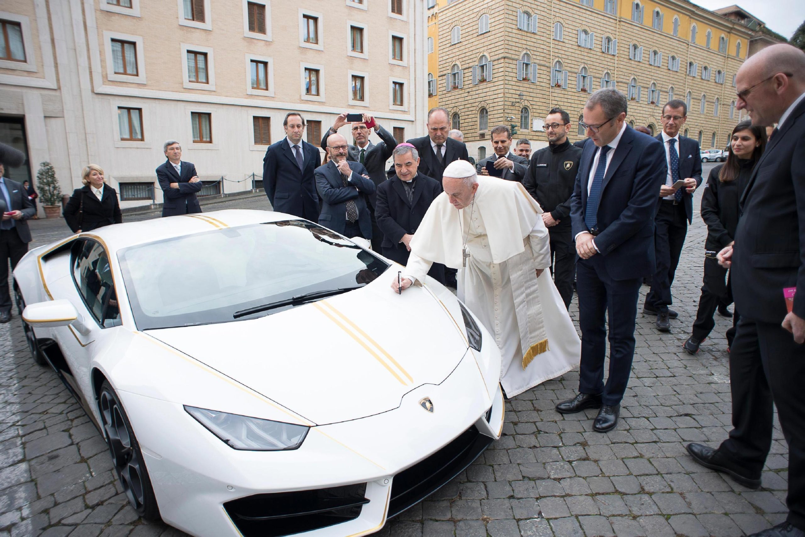 Lamborghini do Papa Francisco leiloado por mais de 700 mil euros