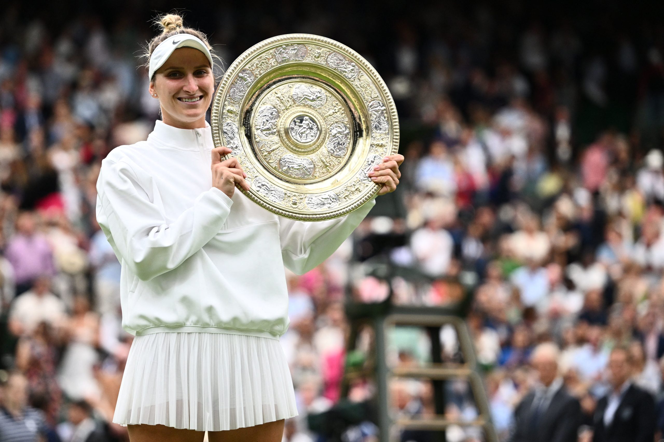 Vondrousova vence Jabeur e é campeã de Wimbledon