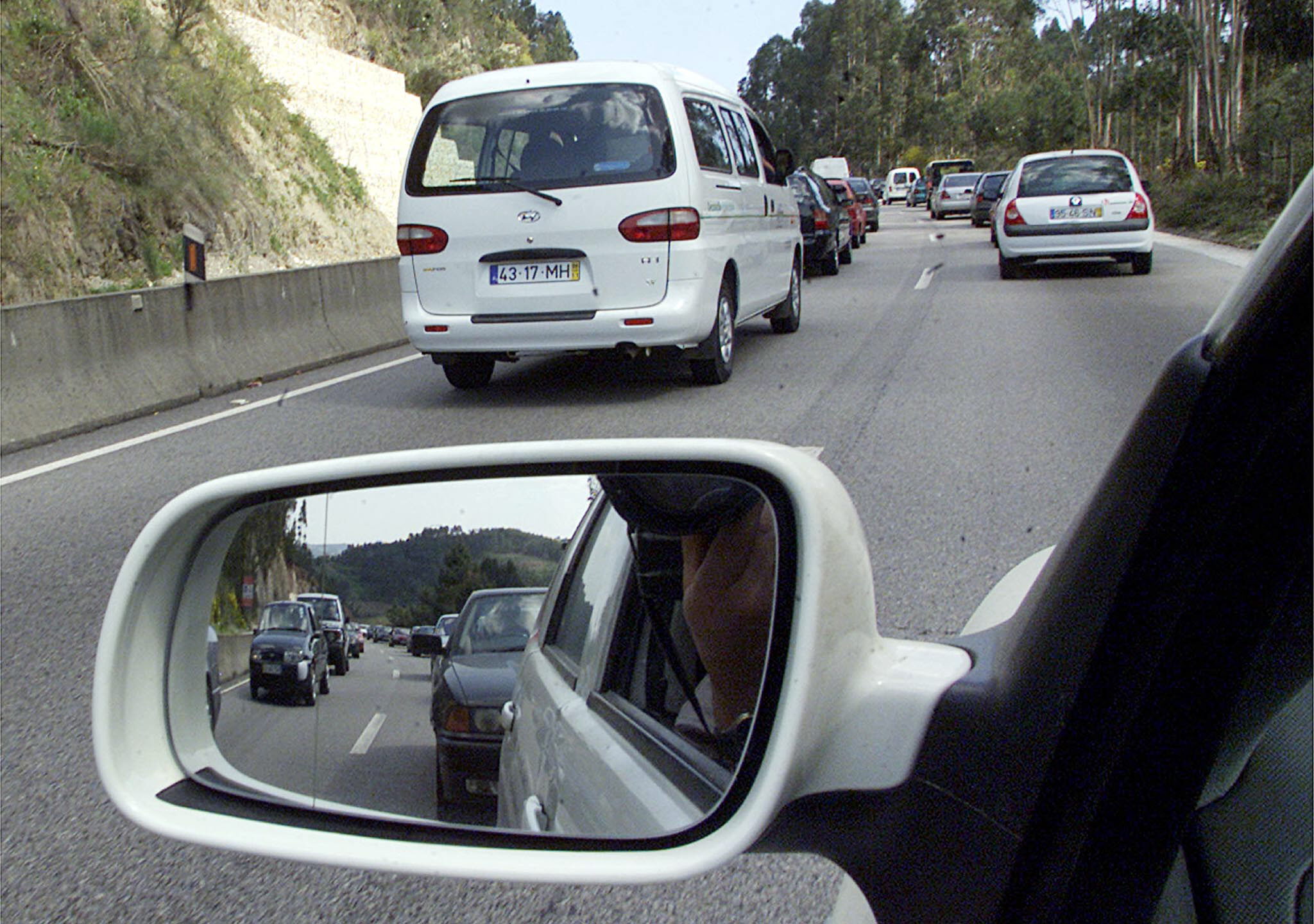 Acidente com viatura que transportava ácido interrompe trânsito na EN 229 em Viseu