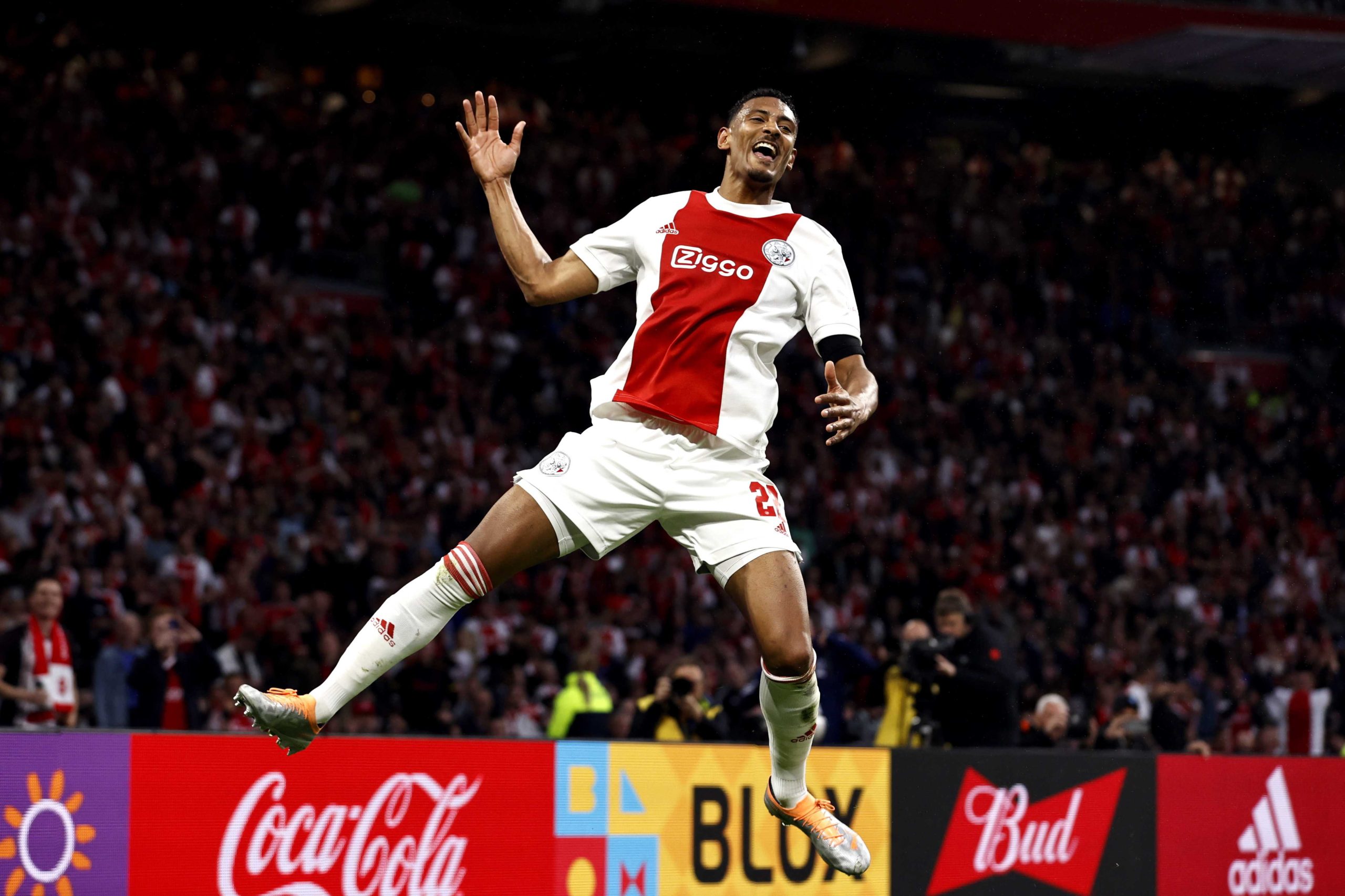 Sébastien Haller é reforço do Borrusia Dortmund com contrato até 2026