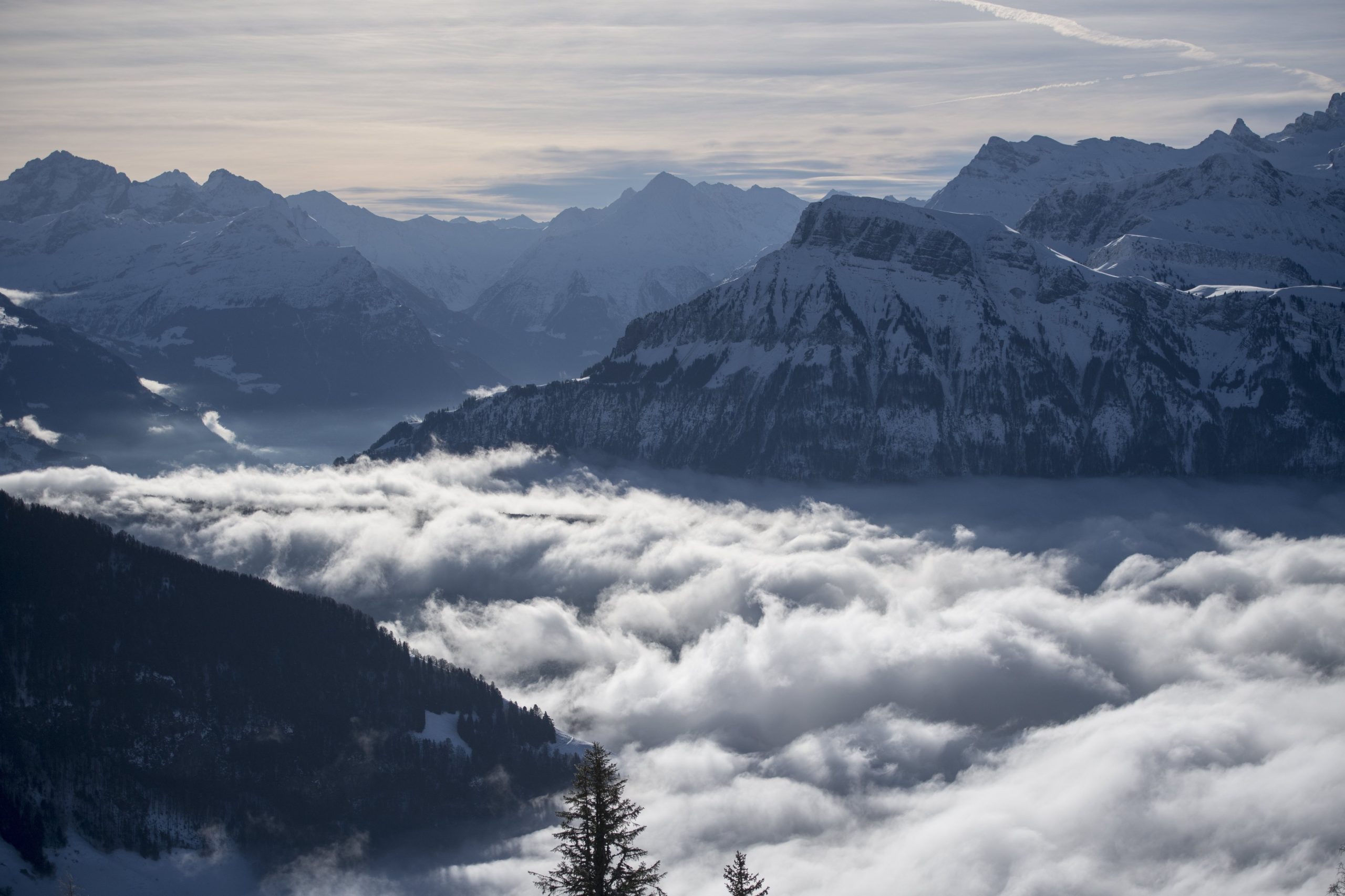 Avalanches causam dois mortos nos Alpes suíços
