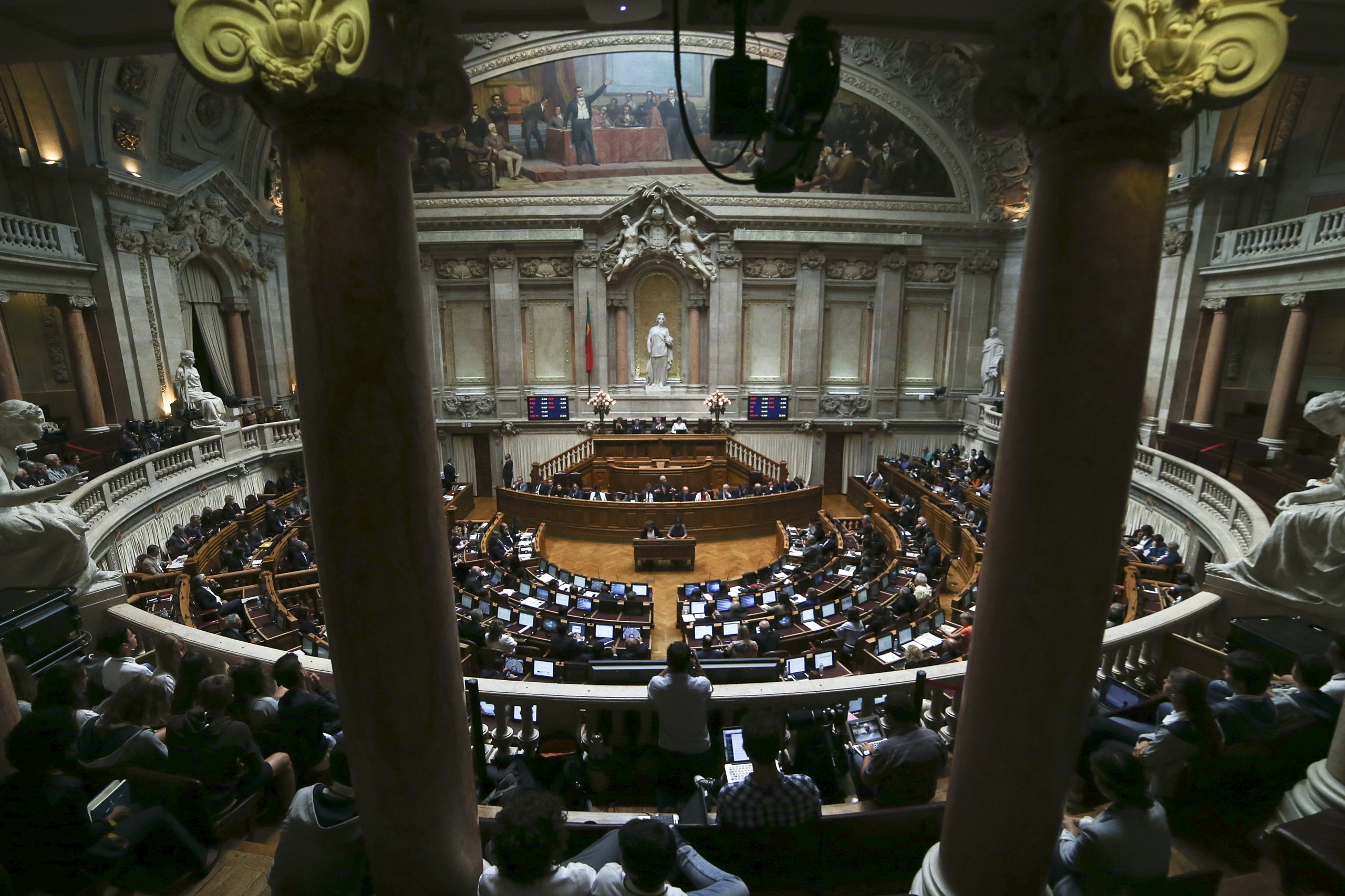 Bloco e PCP dizem à direita para não contar com a esquerda para alterações ao estatuto do Gestor Público