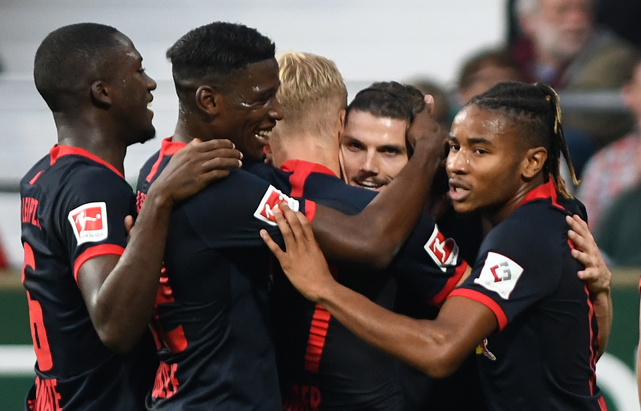 Leipzig vence e mantém liderança da Liga alemã