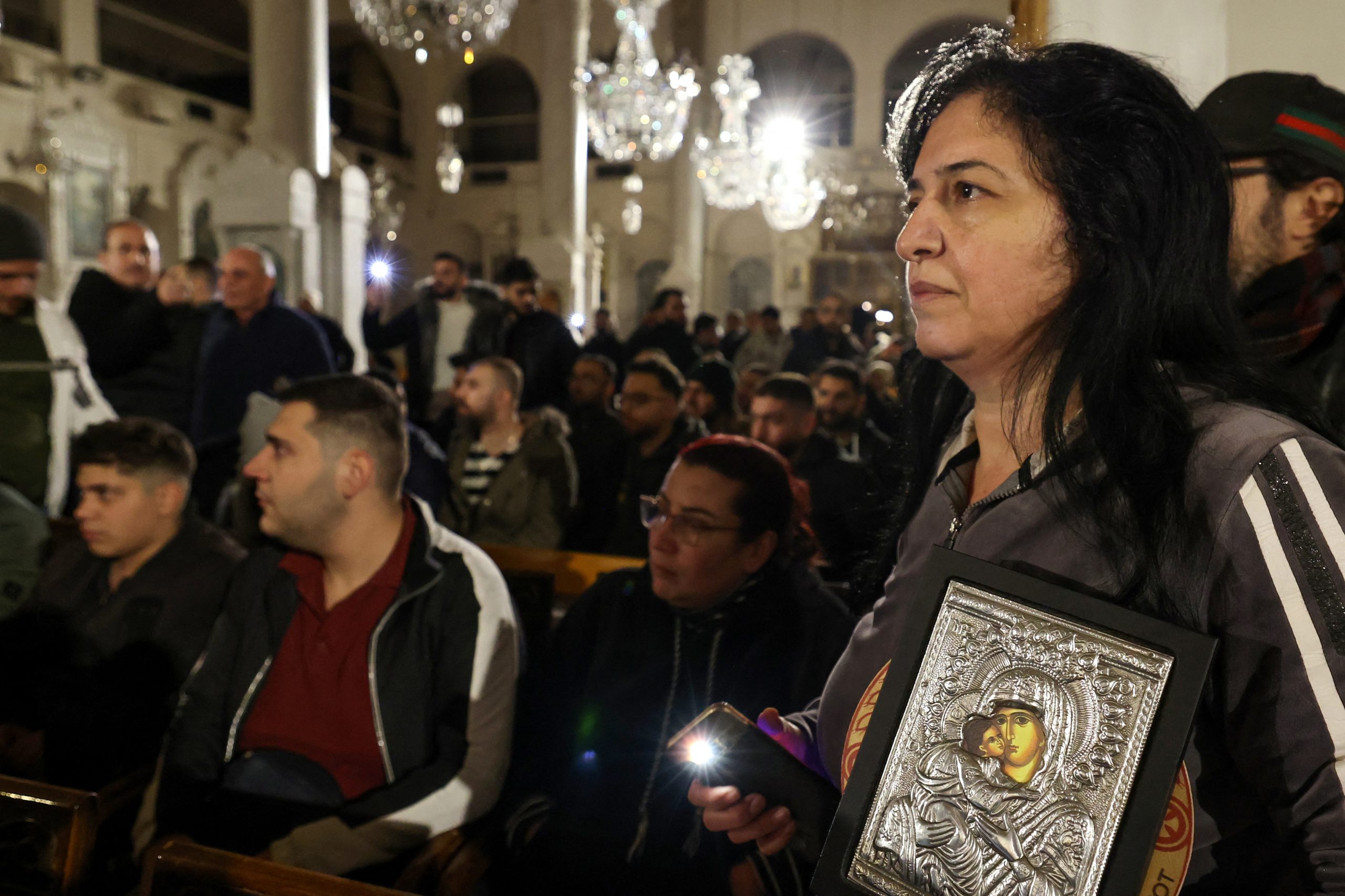 Centenas de cristãos protestam em Damasco contra queima de árvore de Natal