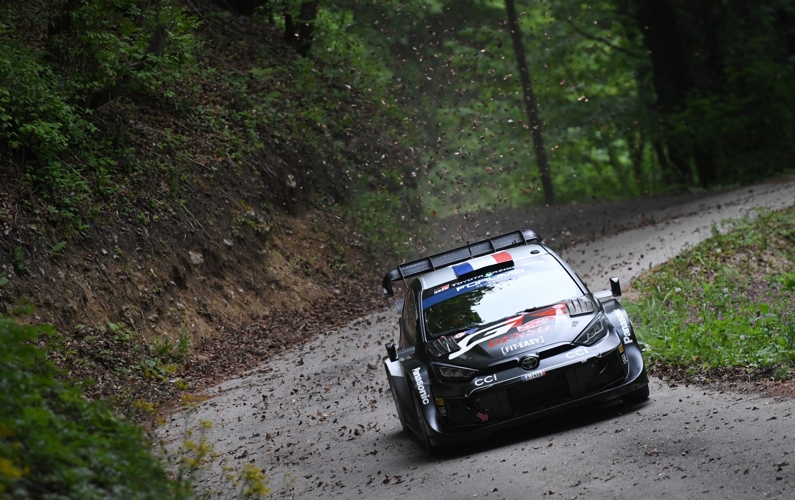 Erros de Evans e Neuville entregam vitória no Rali da Croácia a Ogier