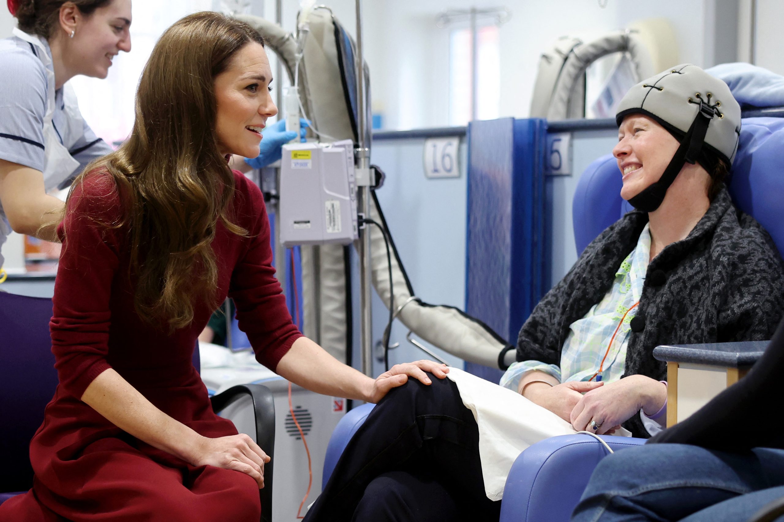 Kate visita hospital londrino onde recebeu tratamento para o cancro