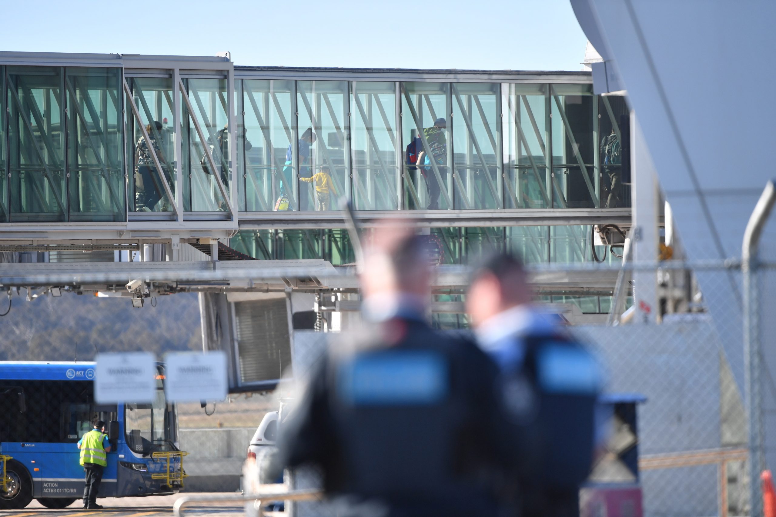 Aeroporto de Camberra evacuado. Homem detido após tiros