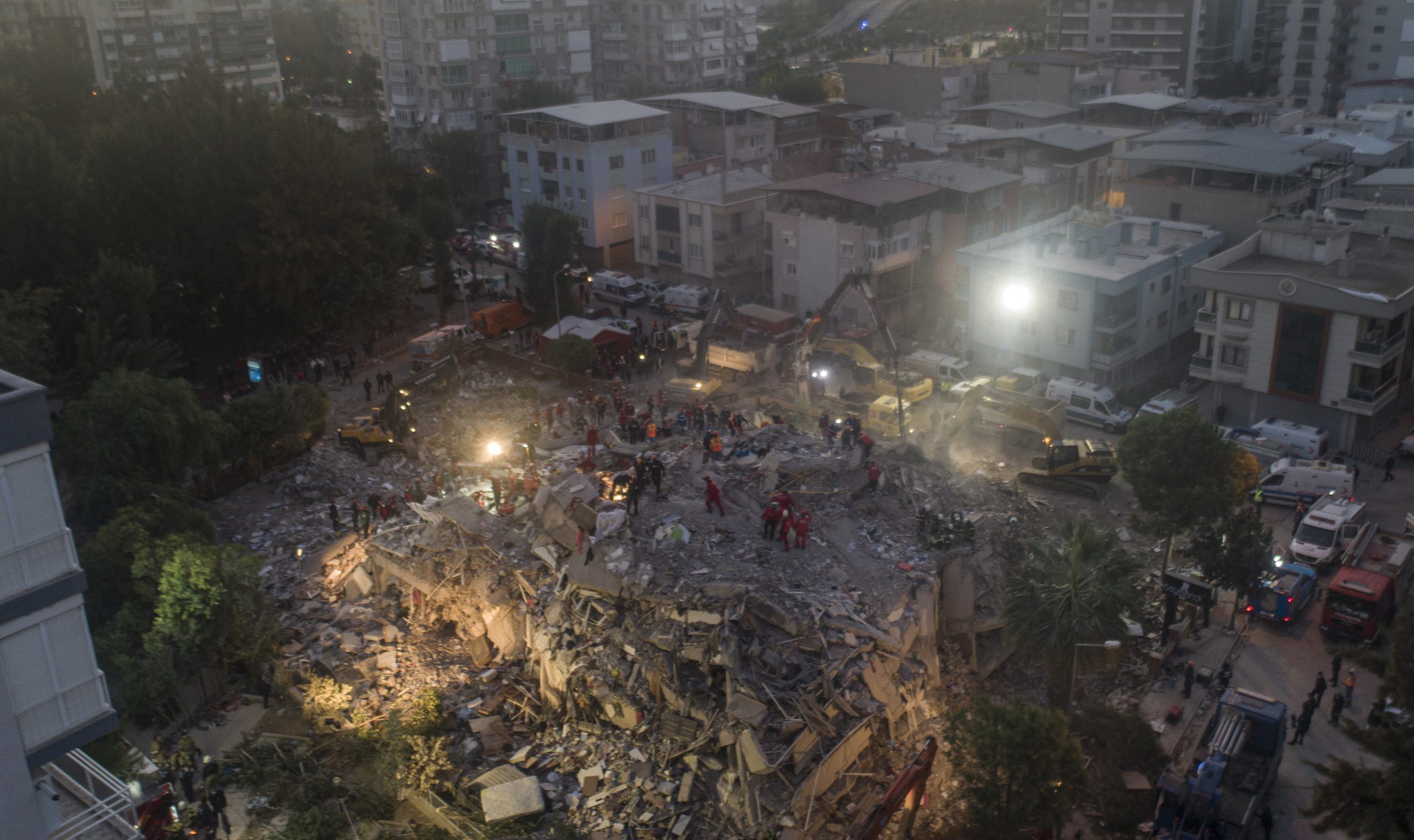 Sobe para 26 número de mortos do sismo na costa do Egeu