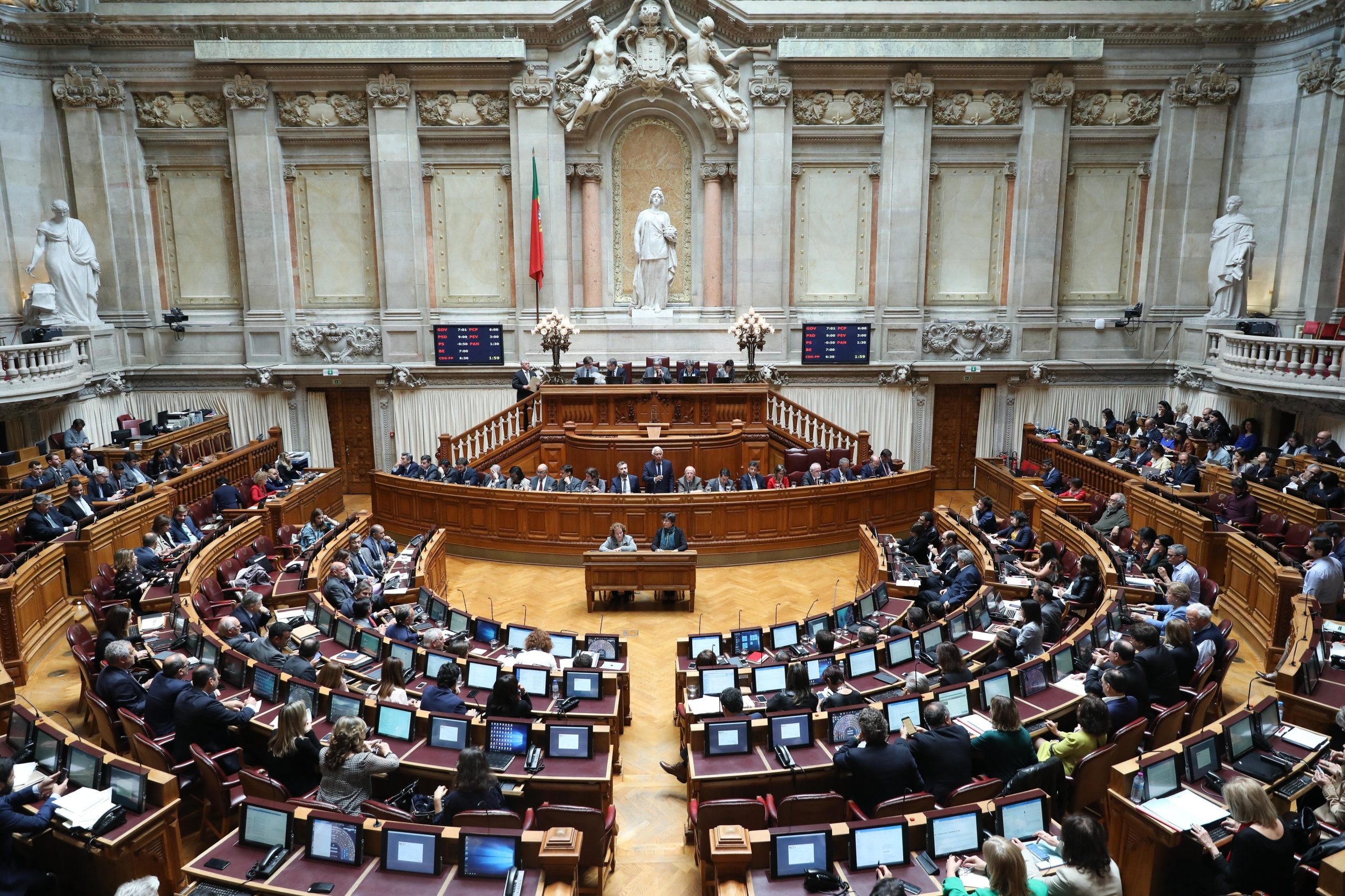 Duelo de culpas sobre o interior do país em debate com comentários irónicos