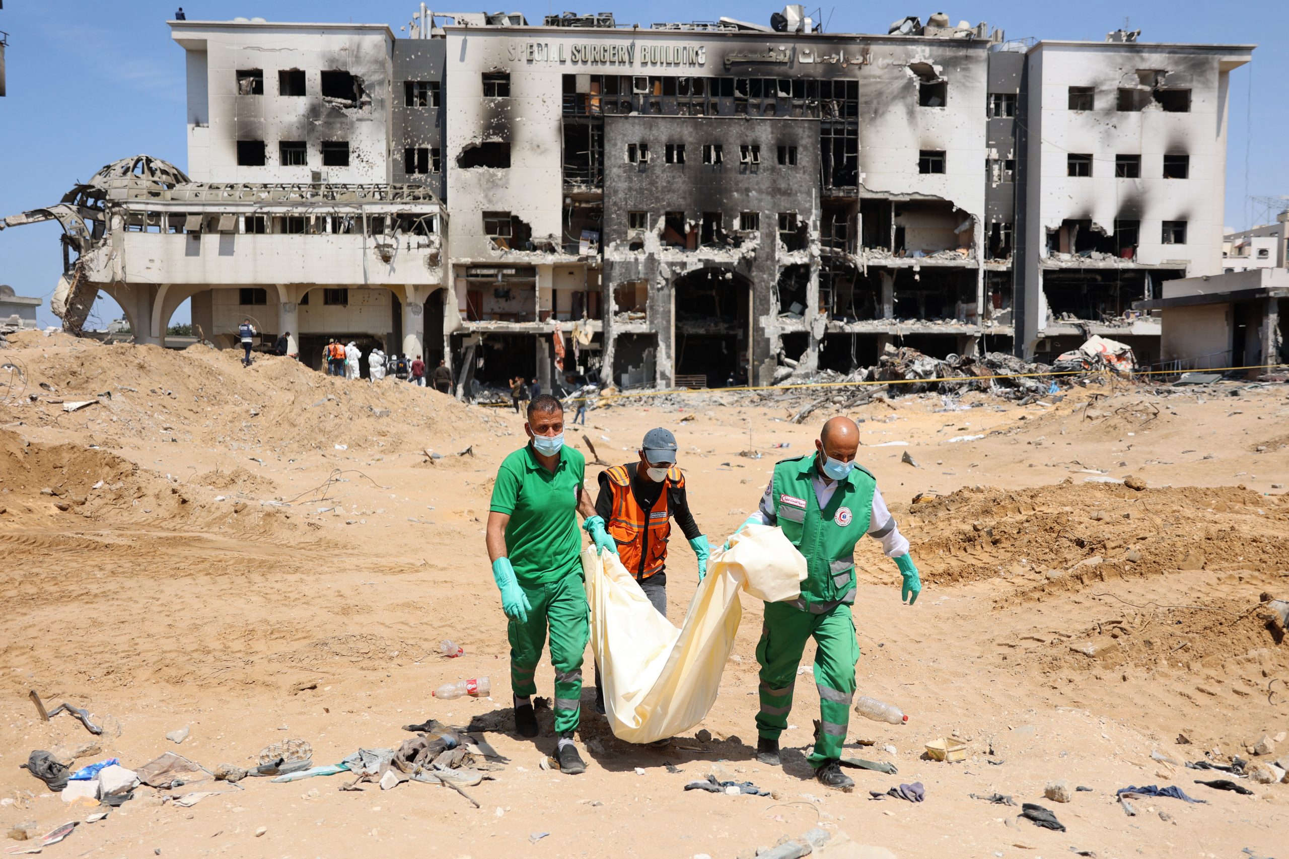 O “insuportável” calvário dos palestinianos que procuram os cadáveres de familiares em Al Shifa