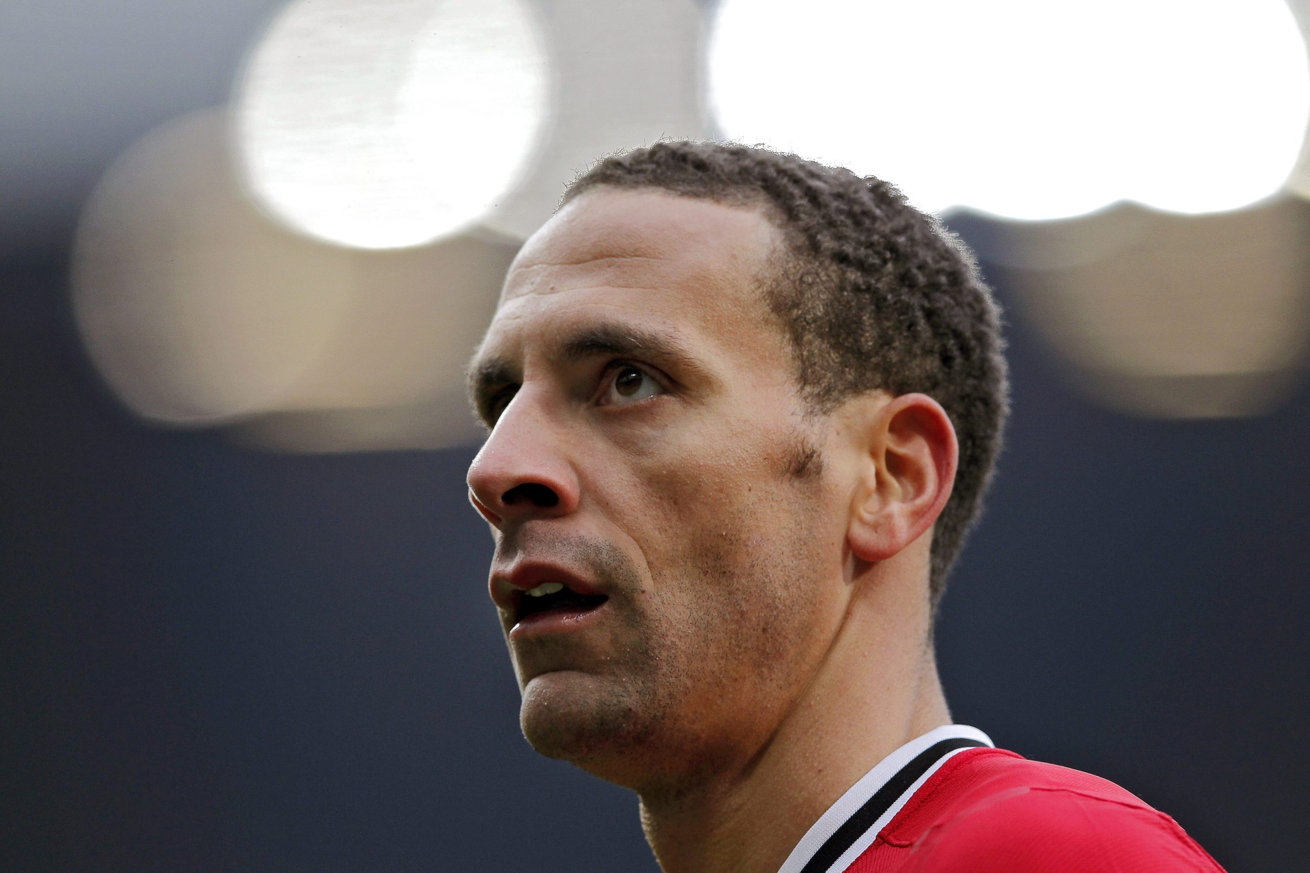 Rio Ferdinand diz que chegou a beber 10 cervejas depois dos jogos