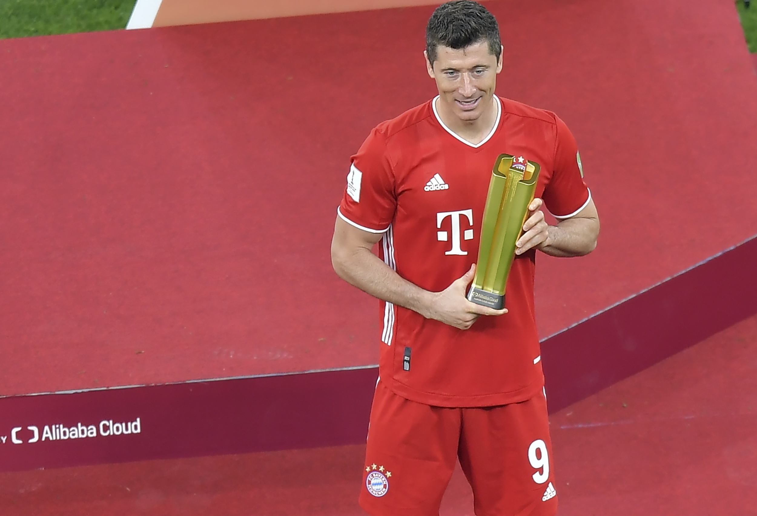 Paulo Sousa deixa elogios a Lewandowski após nova conquista do avançado polaco