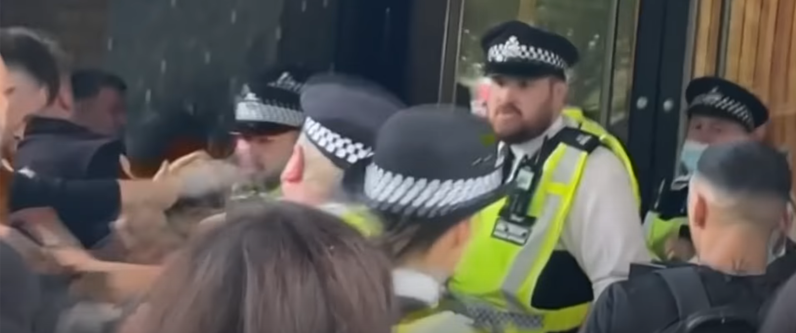 Manifestantes anti-vacinas tentam invadir sede da BBC (mas há anos que a emissora saiu do edifício)