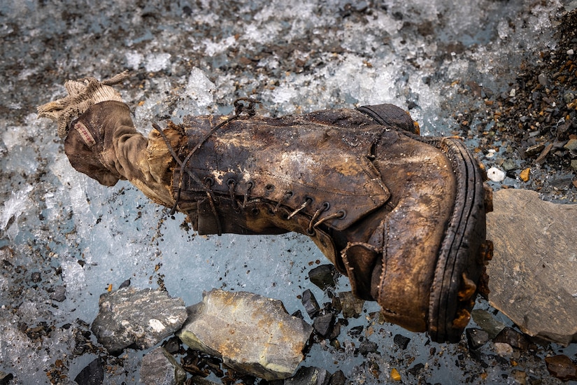Pé de alpinista britânico encontrado 100 anos depois no Monte Everest