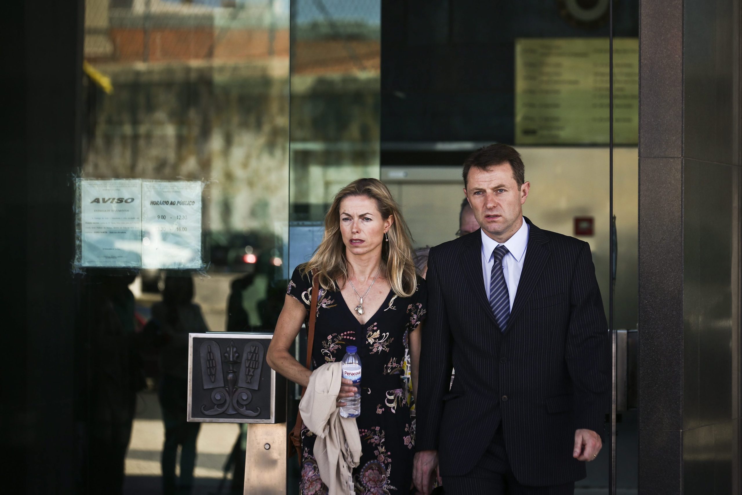 10 anos depois do desaparecimento de Maddie, a família McCann tenta viver uma vida normal