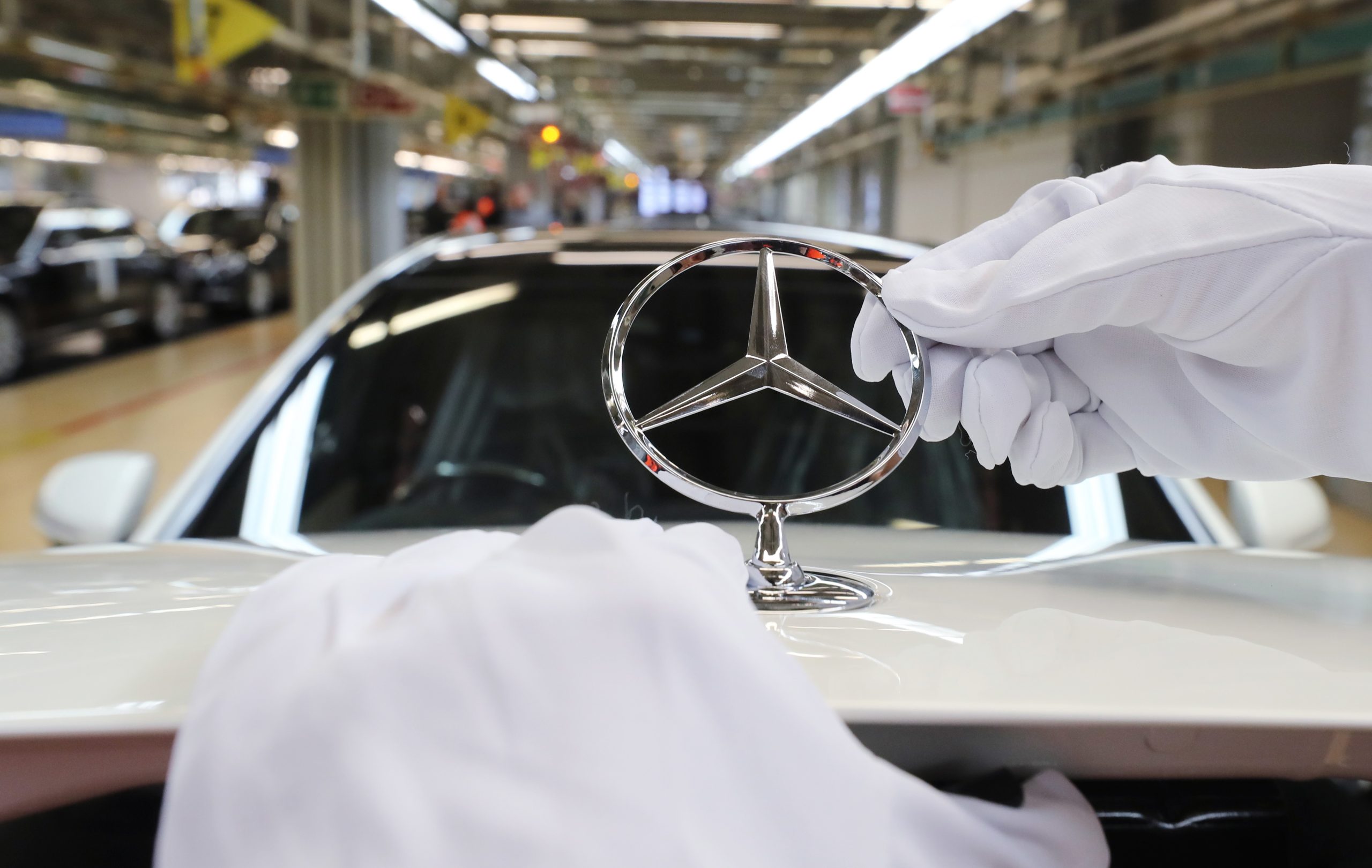 Daimler chama 700 mil viaturas Mercedes-Benz diesel à revisão