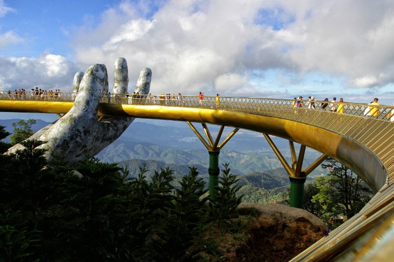 No Vietname, há uma ponte dourada assente em duas mãos gigantes