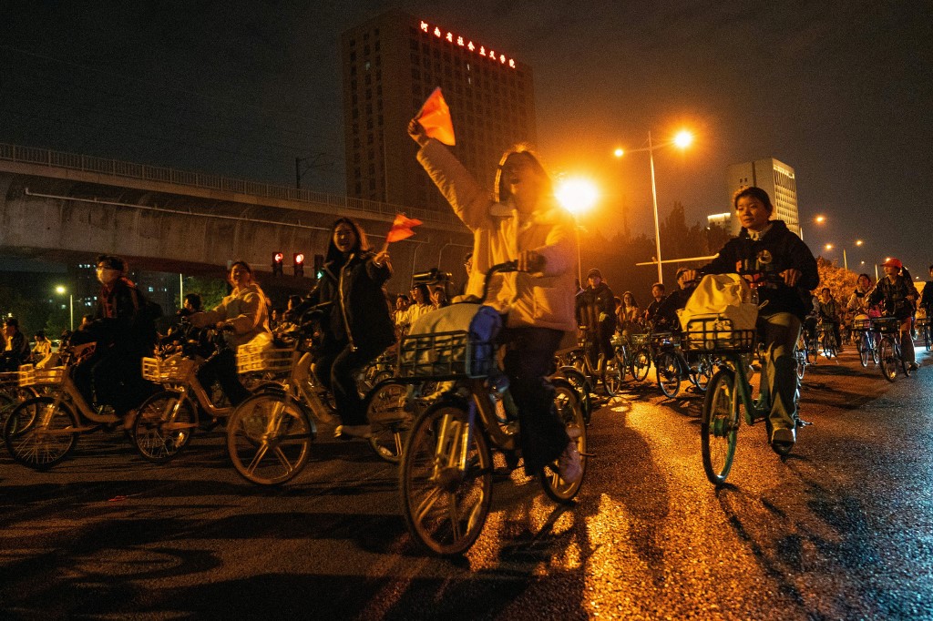 Estradas da China bloqueadas por milhares de ciclistas que procuravam dumplings