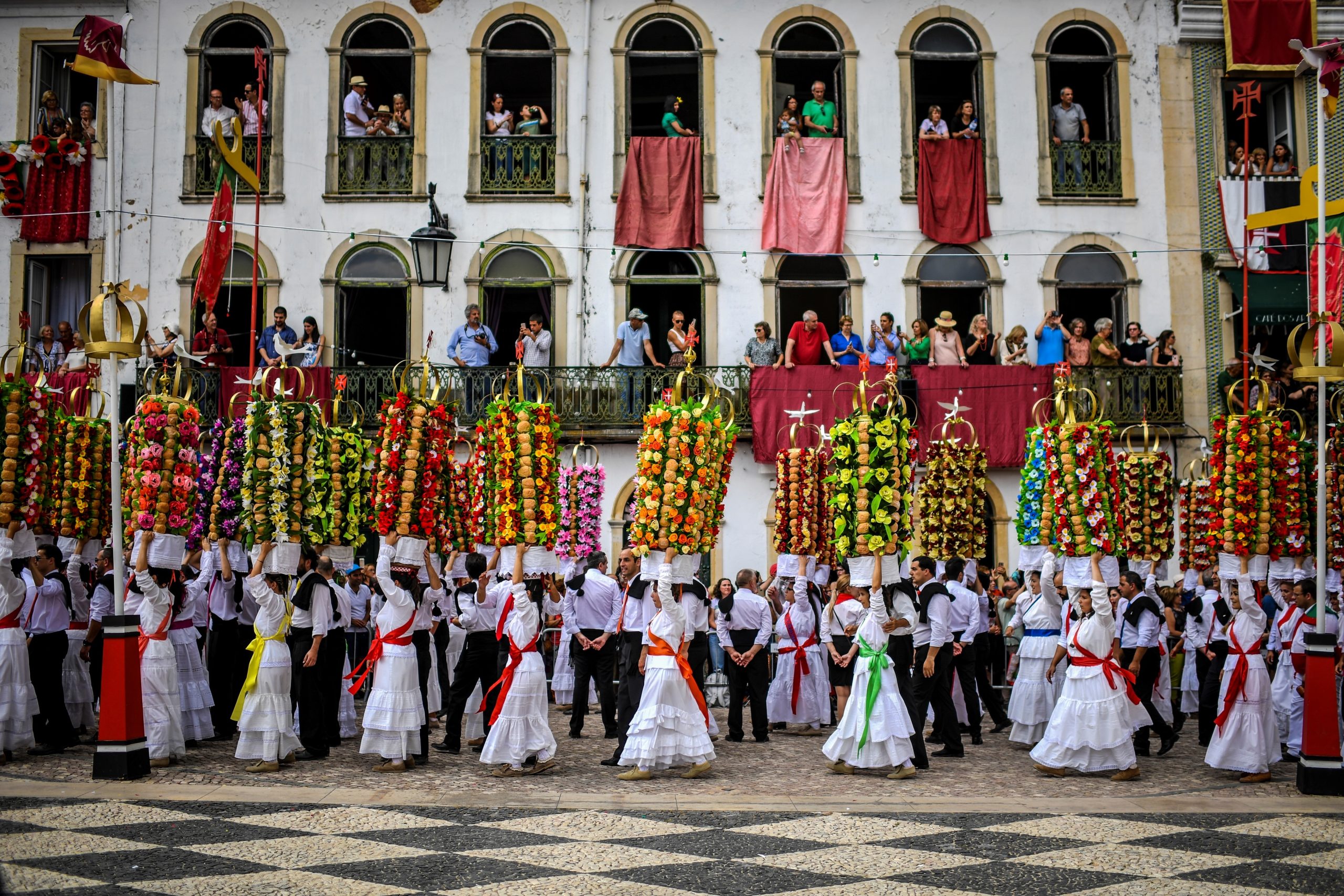 Tabuleiros, cor e flores de papel. O que leva 800 mil pessoas a Tomar, este domingo?