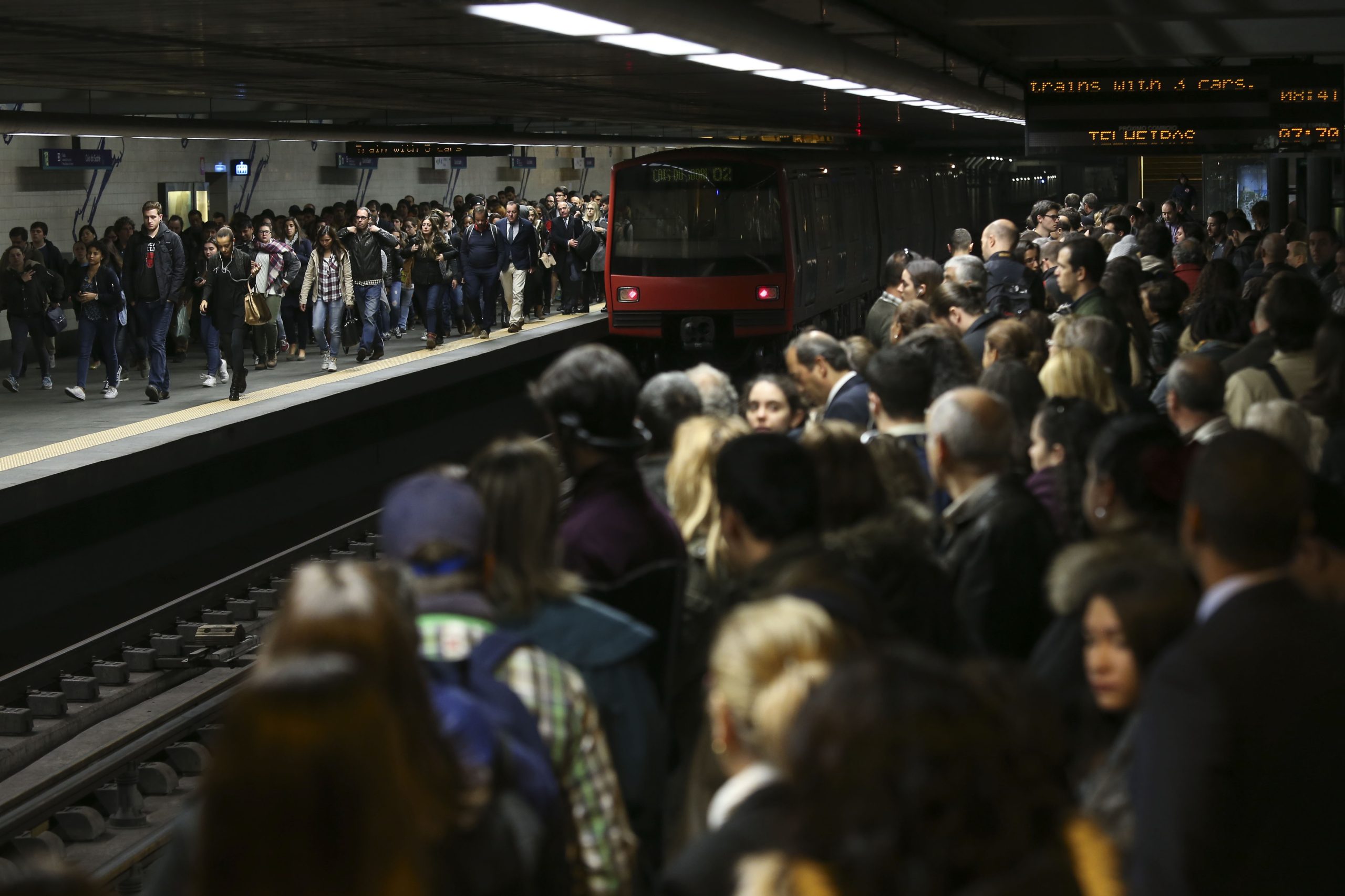 Utentes dos transportes de Lisboa entregam manifesto na residência do primeiro-ministro