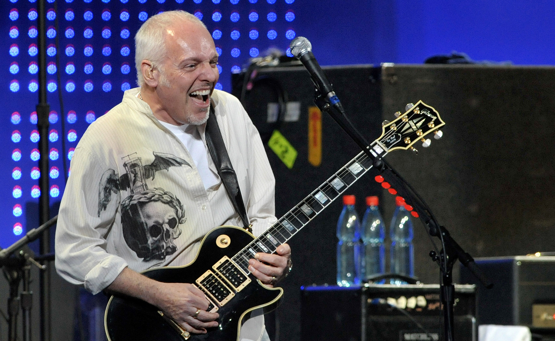 Peter Frampton revela ter uma doença muscular degenerativa que o vai retirar dos palcos