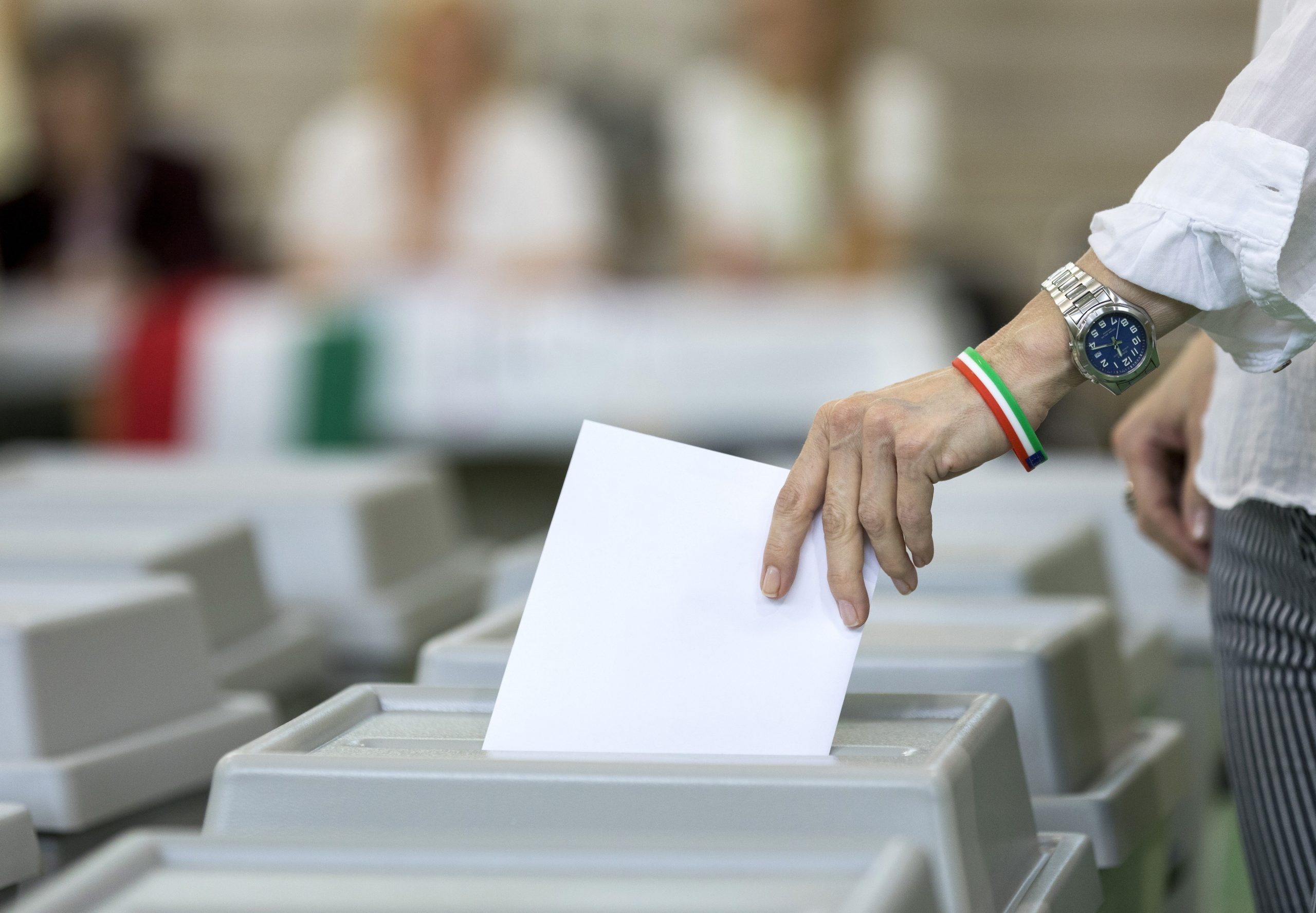 Eleições Europeias: Projeção coloca PPE à frente e confirma subida de populistas