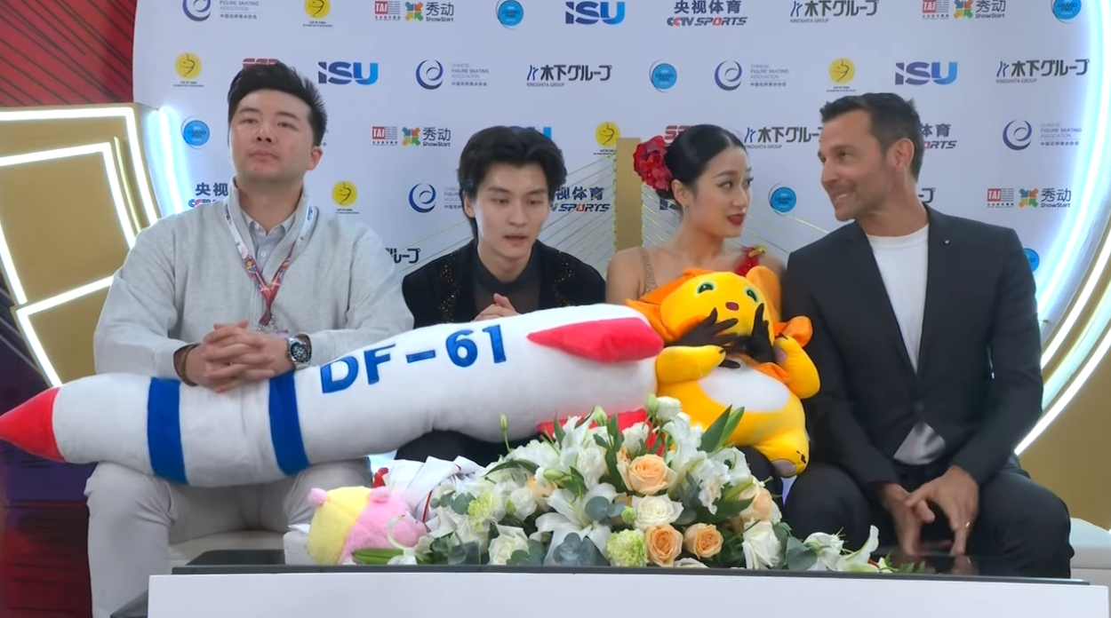 Federação Internacional investiga patinadores chineses por exibirem míssil de brincar em competição