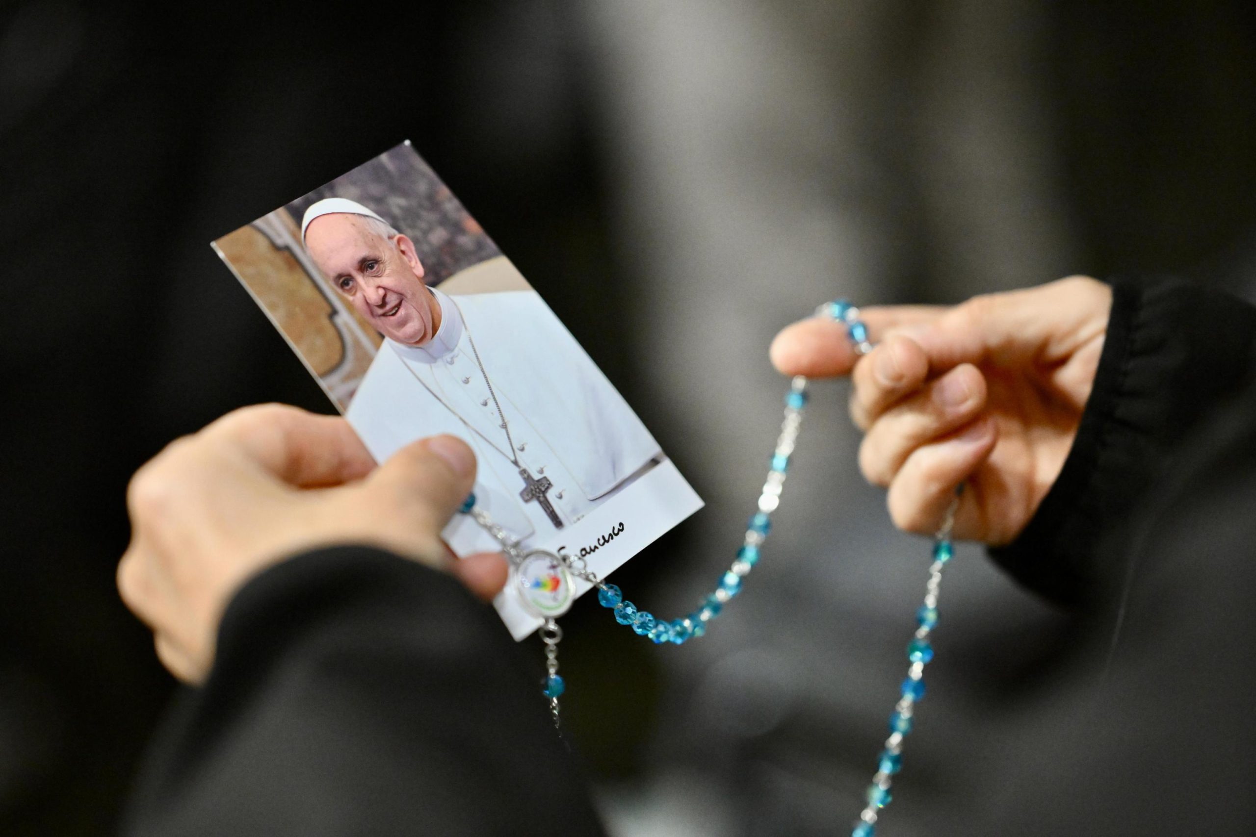 Papa Francisco continua “estável” mas ainda precisa de terapia no hospital