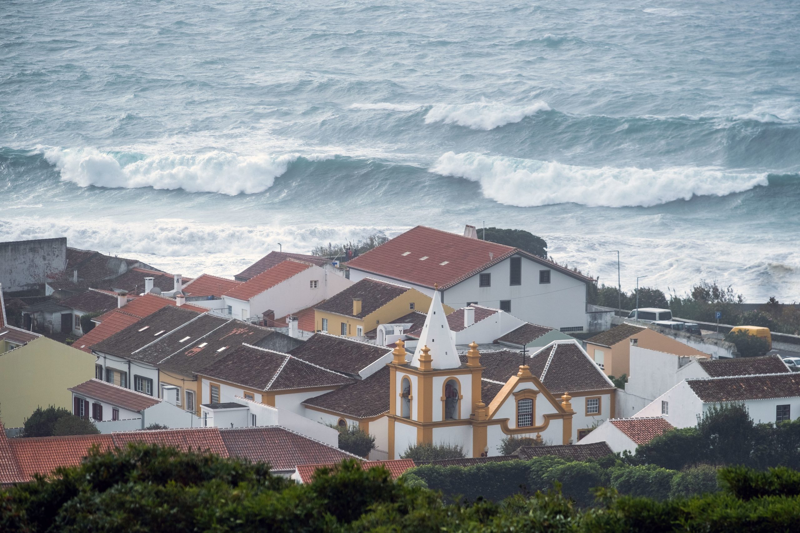 Sete ilhas dos Açores com aviso amarelo devido à chuva e trovoada