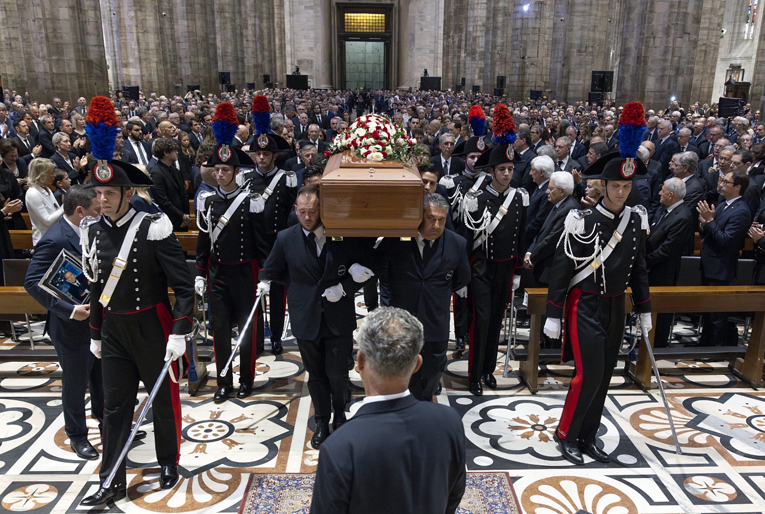 Berlusconi foi enterrado entre aplausos e críticas por funeral de Estado