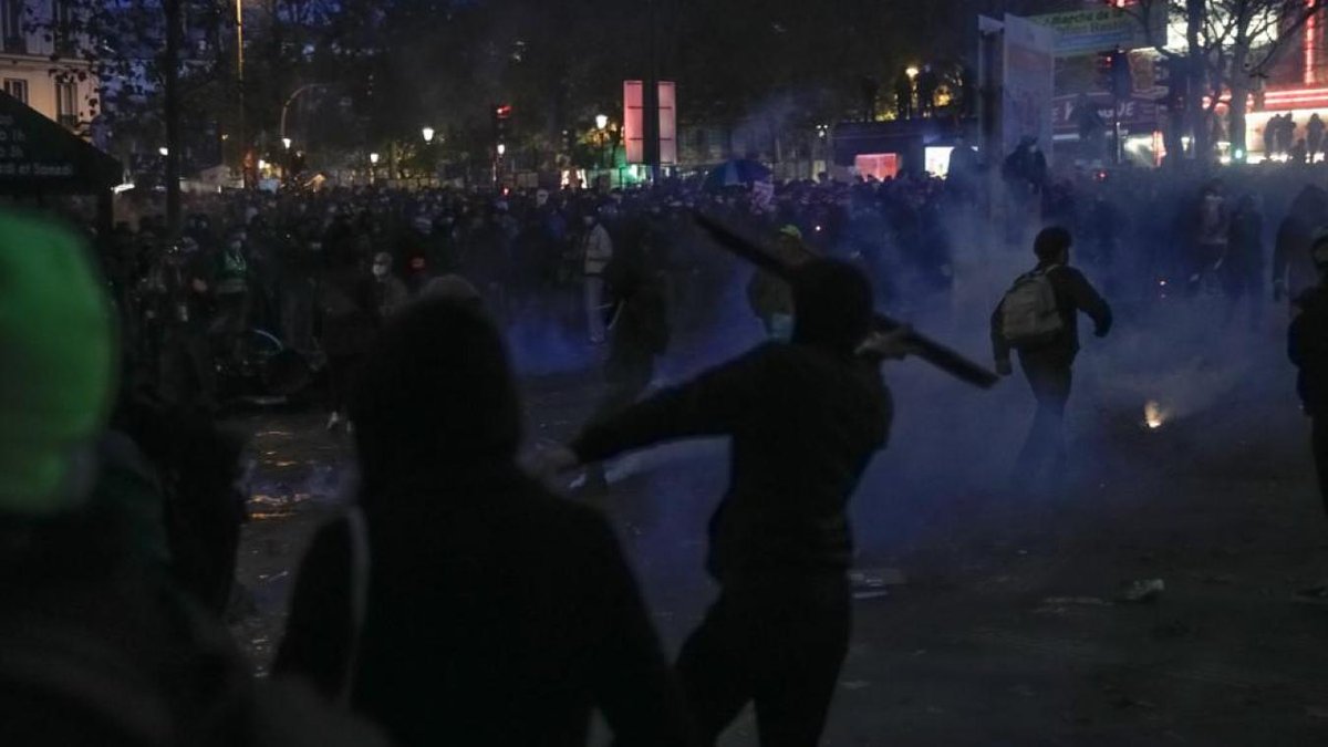 Quatro polícias franceses acusados de espancarem produtor musical negro em Paris