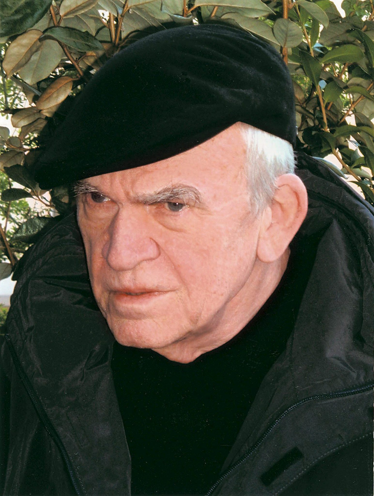 Cinzas do escritor Milan Kundera repatriadas para a República Checa