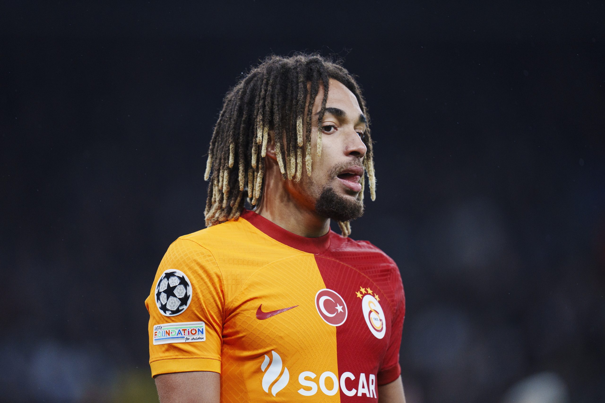 Lateral direito francês Sacha Boey assina pelo Bayern Munique até 2028