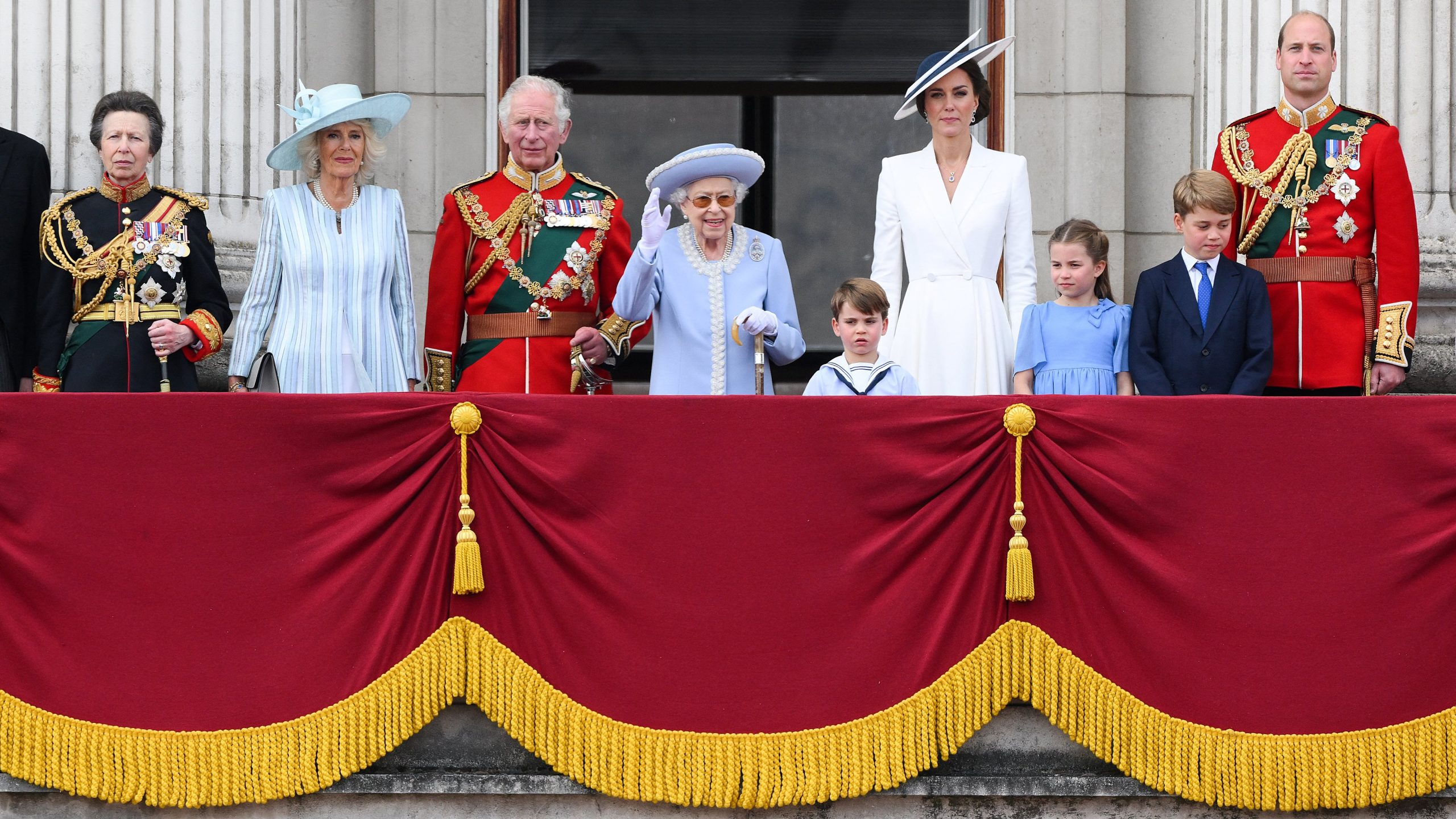 As imagens da Família Real na varanda do Palácio de Buckingham (onde Louis foi o centro das atenções)
