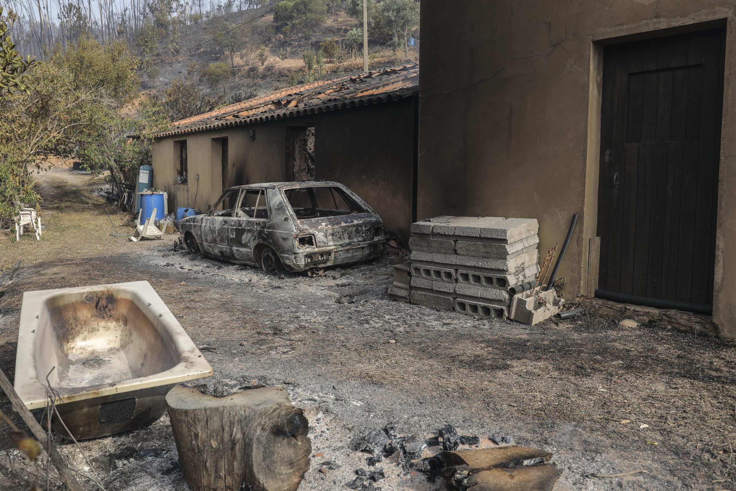 Incêndios: Casas e carros não escapam à fúria do fogo em Monchique