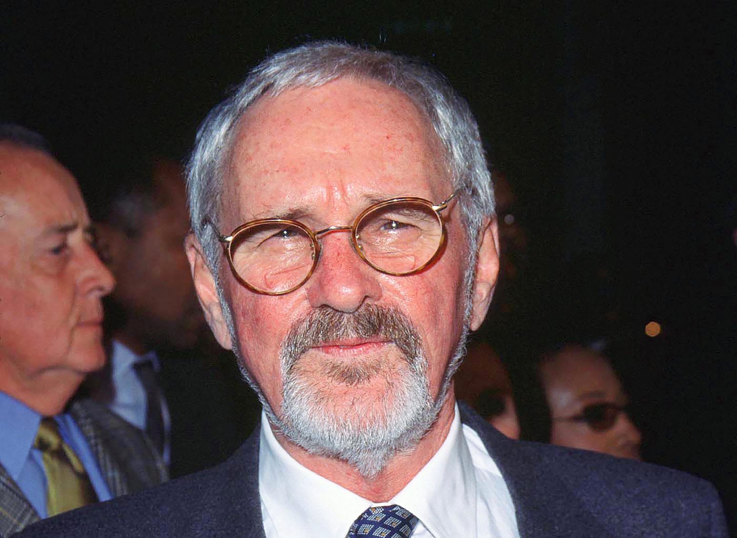 Morreu Norman Jewison, realizador de ‘O Feitiço da Lua’ e ‘No Calor da Noite’