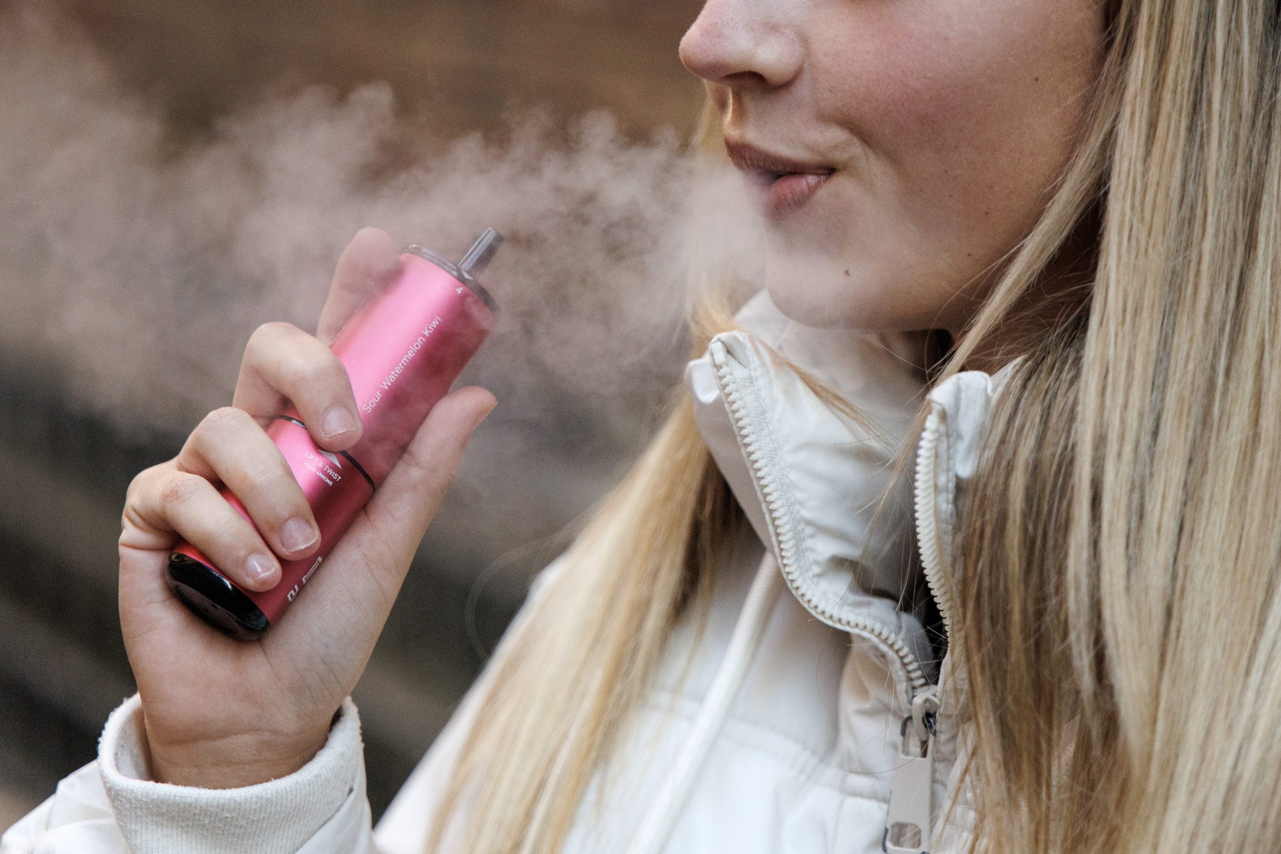 Especialistas portugueses aplaudem decisão do Reino de proibir vendas de ‘vapes’
