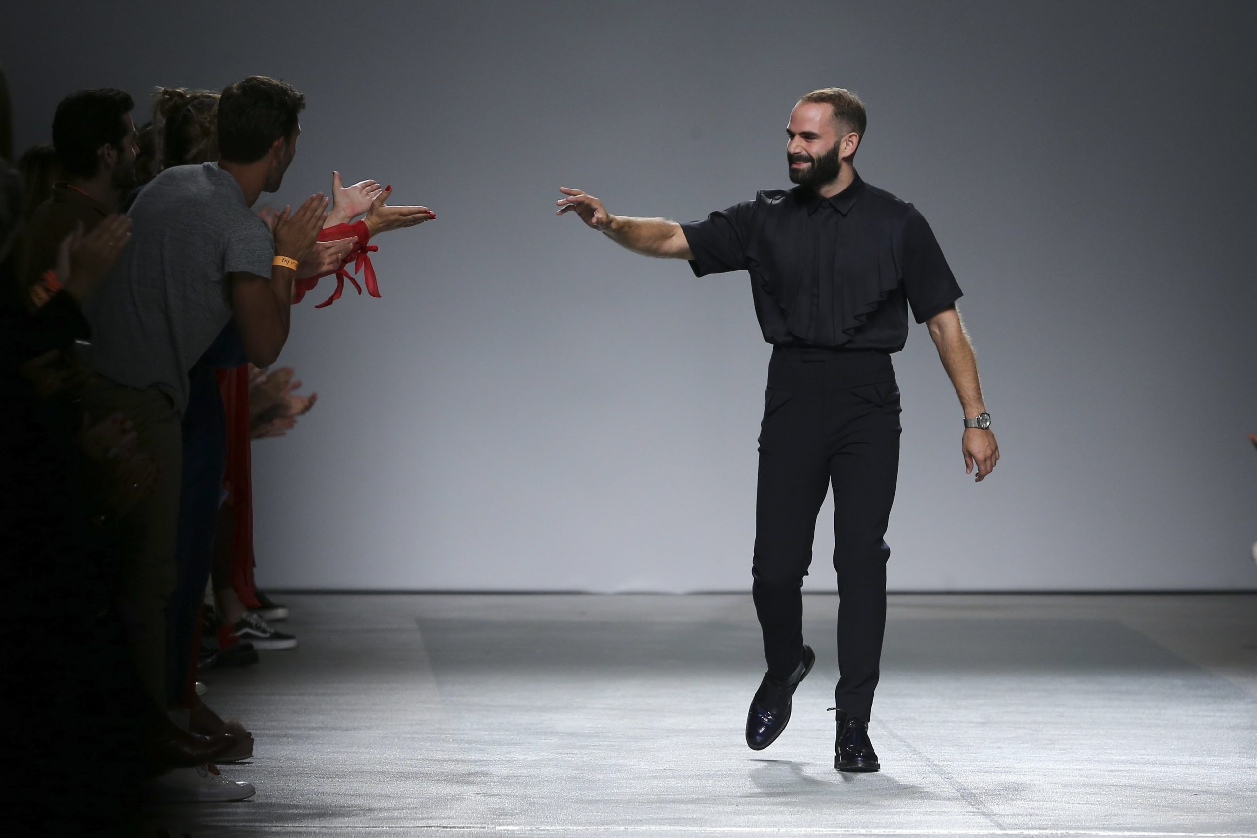 Designer de moda português Luís Carvalho entre os vencedores de prémio francês para novos criadores