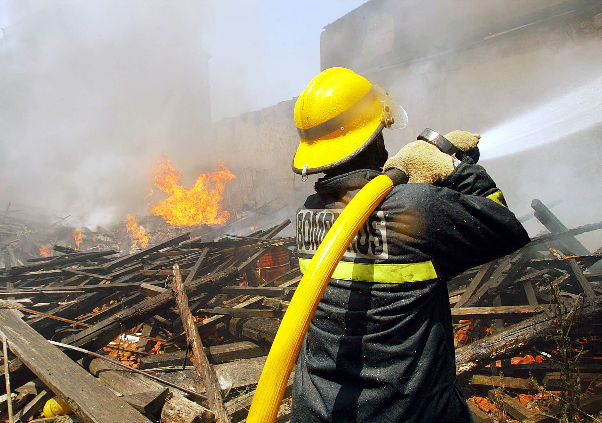 Dominado incêndio em fábrica de fiação em Riba de Ave