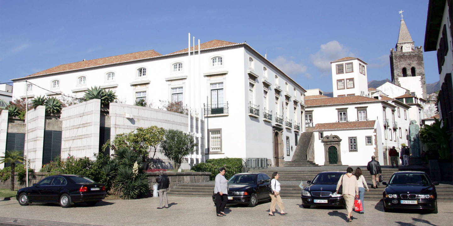 Parlamento da Madeira aprova salário mínimo regional de 850 euros para 2024