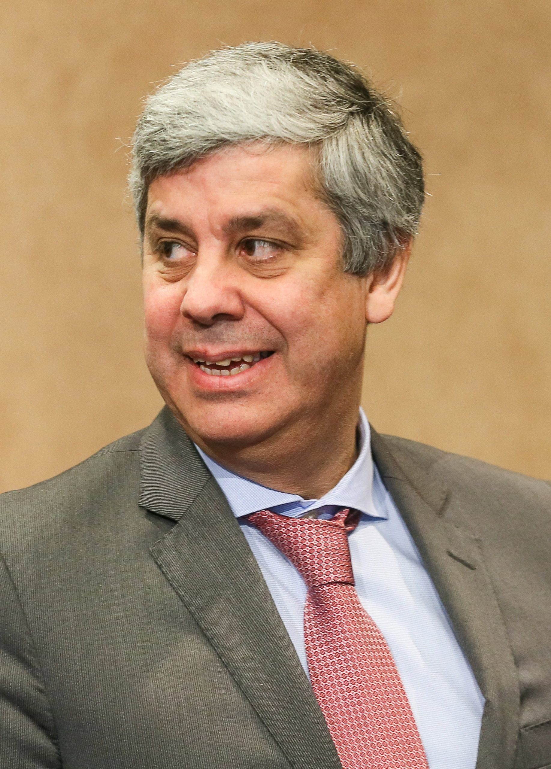 Ministro das Finanças admite má gestão nos serviços de Saúde