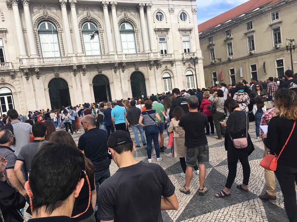 Europeias: Longas filas de espera para votar antecipadamente. Secretária de Estado da Administração Interna admite pequenos ajustes no sistema